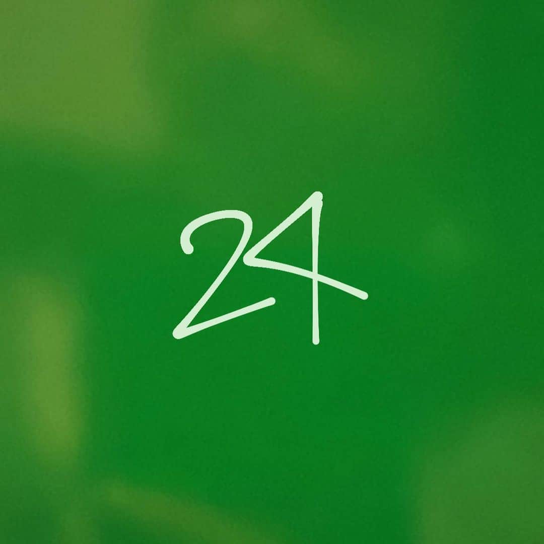 平祐奈のインスタグラム：「~24~ はじまりはじまりっ  沢山のメッセージありがとうございます🌹  23歳もみなさんのお陰でとっても楽しい幸せな1年でした。  24歳も色んなことに”トラ”イして楽しみます🐯 年女いぇーい✌︎  いつもありがとう💚  #24歳 #姉が描いてくれたプレート #我が家のマドンナ #ってなに恥ずかしいやん #昔飼ってた犬の名前やんマドンナ」