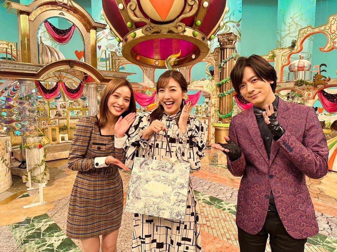 神部美咲のインスタグラム：「小澤アナ ご結婚おめでとうございます🎊💓  いつも優しくて、ハッピーで 小澤さんがいると現場が ぱーっと明るくなる🥰  プライベートでもいっぱい お世話になってる頼れるお姉ちゃん❣️  素敵な旦那さんと 末永くお幸せに🥰🥰  馬好ファミリーだいすき。  #馬好王国  DAIGOさんが明日 新婚の小澤さんのために 帯封取ります。 グループLINE スーパー盛り上がってます。🐴」