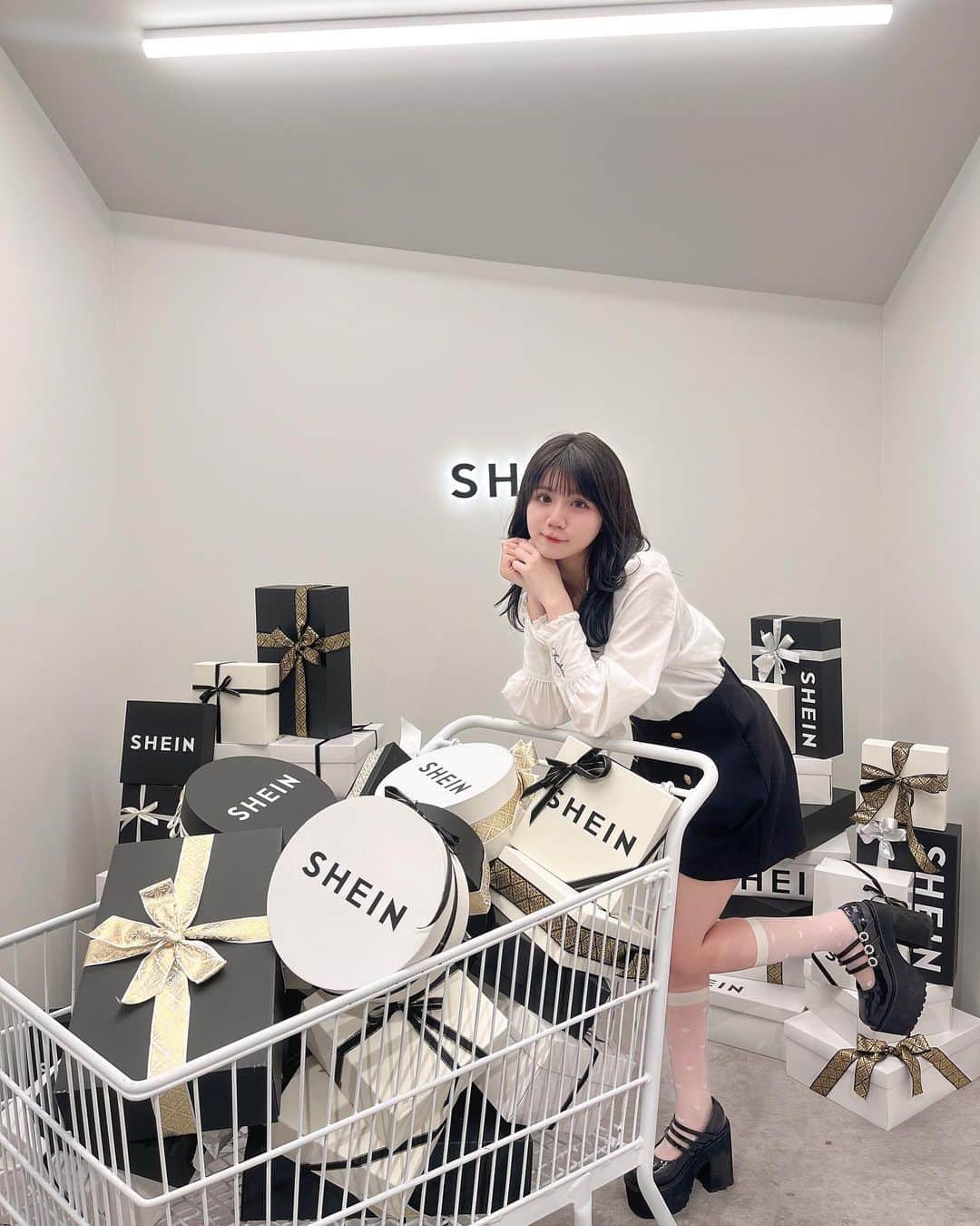 のインスタグラム：「・ 一足先にSHEINTOKYOさんにお邪魔しちゃいました🎶❤︎  ・ とっても可愛いお洋服いっぱいだったよ~!! ・ ・ クーポンコード：SHEINTOKYOKOL 割引率：0〜5999円 15%オフ，6,000円以上20%オフ 利用可能期間：22/11/07~23/1/31 ・ みんなも使ってみてね~！ ・ ・ #SHEINTOKYO,#beSHEINmodels @shein_japan #るねちょ #堀越琉音 #JK #SJK #JK2 #jkブランド #jkの素敵な思い出」
