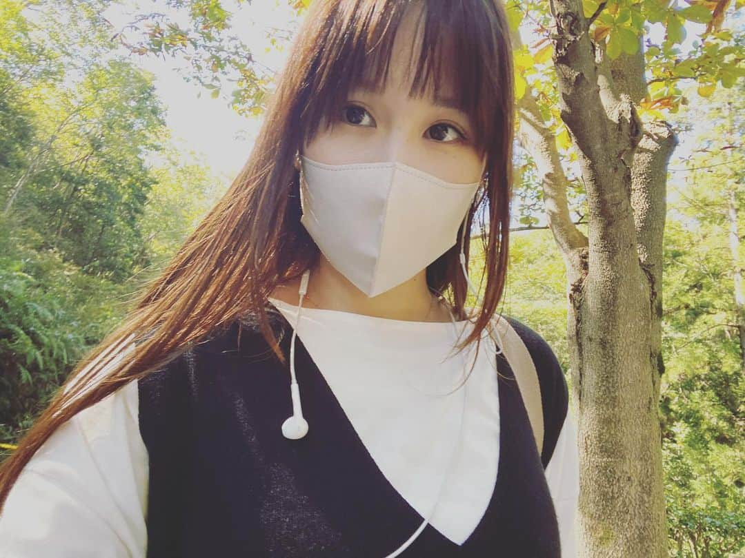 丸本莉子のインスタグラム：「髪が伸びまして、、 最近歌いたい欲も増しまして 12月LIVEしたいと思ってます😵♡⃛ 近々詳細載せますね！  #丸本莉子」