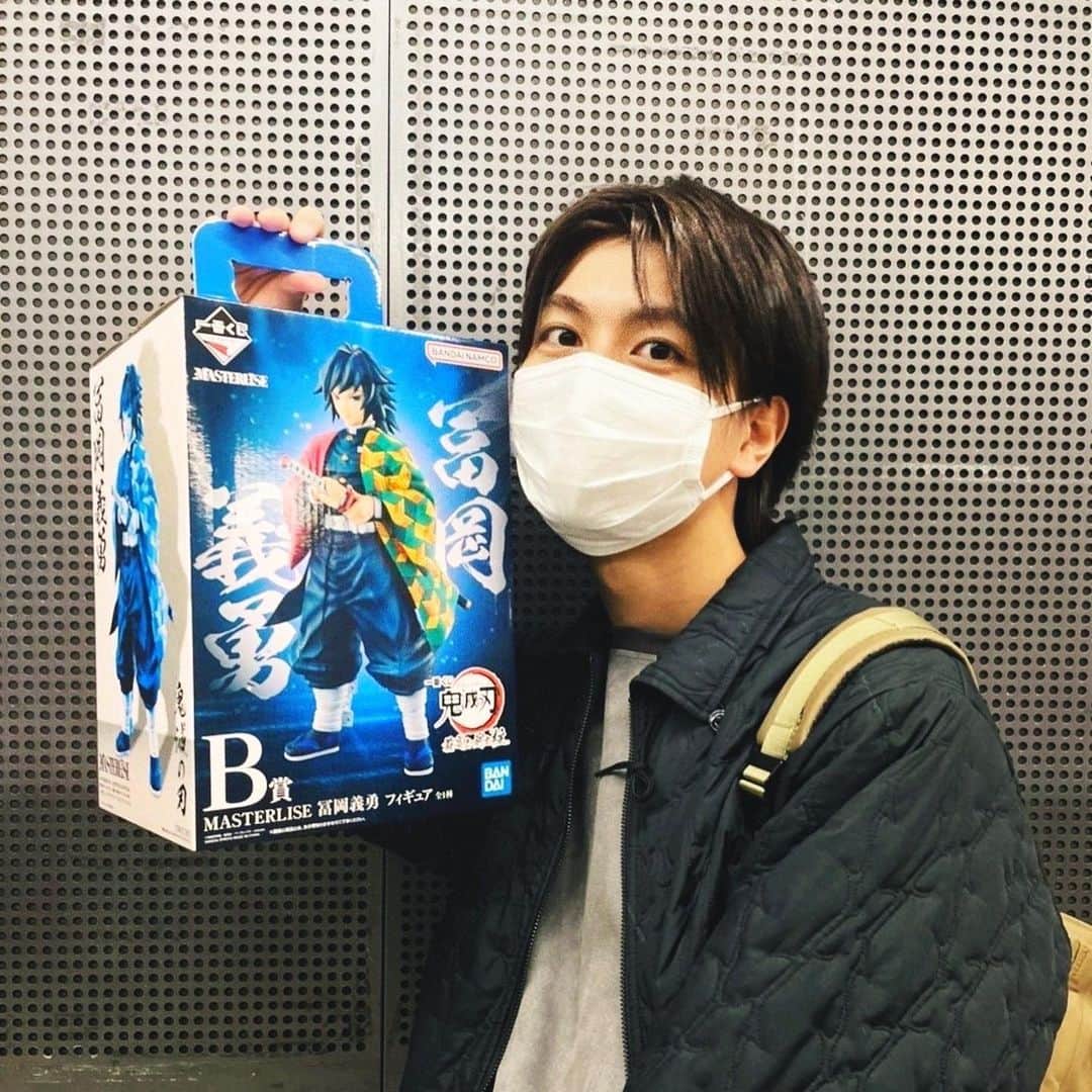 多和田秀弥のインスタグラム：「#梅棒 #シンCGH  衣装付き通しでした。  稽古帰りに一番くじ引いたらなんと… B賞の冨岡義勇様が！！  すいーつさんも引いてくれたんですけど… 煉獄さん(推し)を引き当ててくれました。スゴッ！！  疲れた身体に染み渡るぅぅぅ。(HP回復)  明日も稽古がんばるどー！！  #鬼滅の刃 #たわはね」