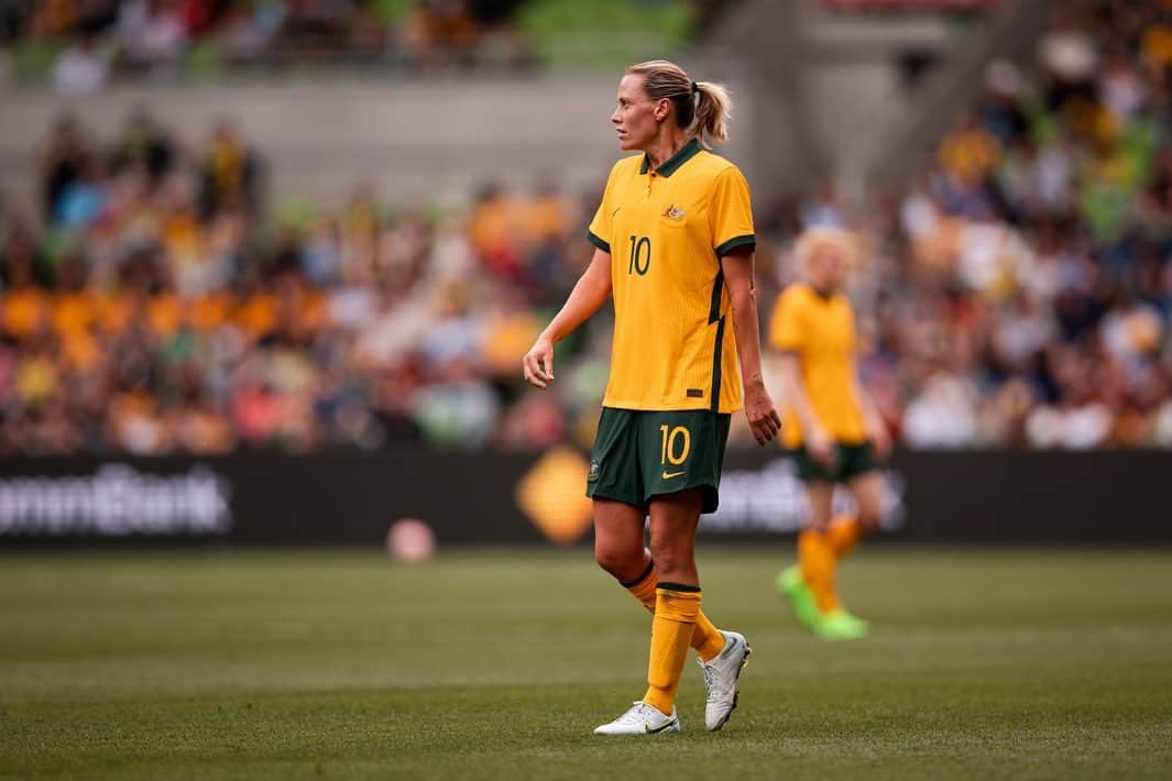 エミリー・バン エグモンドのインスタグラム：「🇦🇺 x ⚽️」