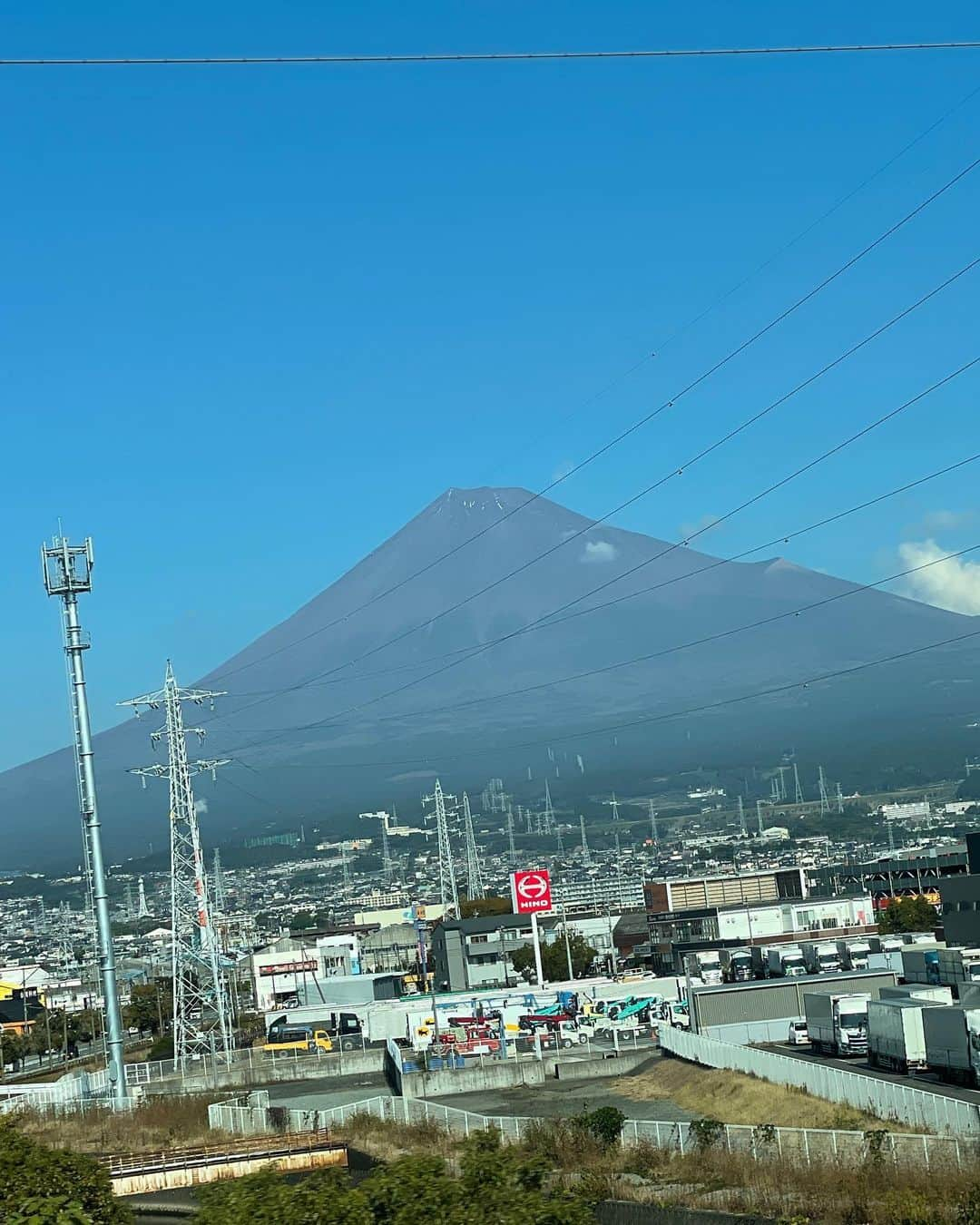 渡辺徹さんのインスタグラム写真 - (渡辺徹Instagram)「愛知県岩倉市の  岩倉市健康フェア  にお招きをいただき  講演をしてきた (写真1.2)  (お隣は手話通訳の方)  岩倉市と医師会の主催であったので  「健康」にまつわる会でした  お越しくださった  大勢の皆さん  ありがとうございました。  で  名古屋に向かう新幹線の中からは  恒例の  富士山への挨拶 (写真3)  またね❣️  #愛知県 #岩倉市 #岩倉市健康フェア #講演 #富士山」11月13日 0時21分 - tohru.rugger