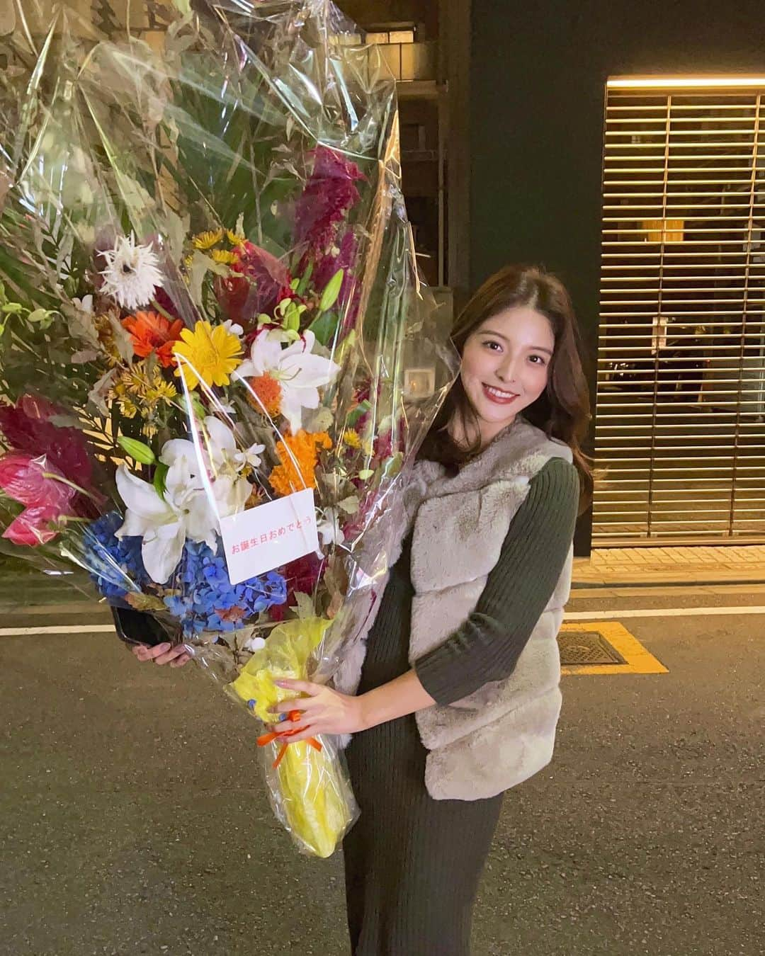 天野一菜のインスタグラム：「. 先日、会社の先輩たちがお誕生日のお祝いをしてくれたときに お店の方々と共に用意してくれていた 花束のサイズがバグでした💐  ちなみにこの日の服は全部 @l_or_official です😂 実はお昼はかじまりがお祝いしてくれていたので、 また載せさせてください〜☺️🫶」