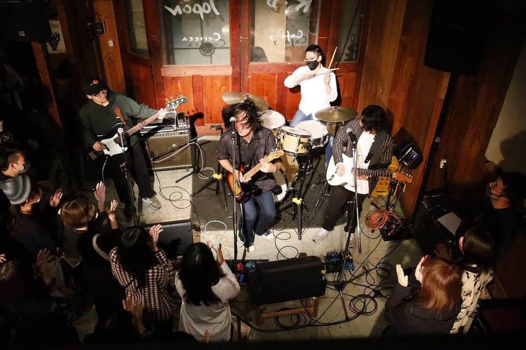 小林右京のインスタグラム：「2022.11.12(土) 「歴史ハ踊ルノ第一回決起集会」 Katie Ford GroupでGt.Ba.をやり、歴史は踊るではGt.Vo.をやるという盛りだくさんの日程すぎて本当に今の自分が出せるものを全部フルスロットルで出し切ったという感じだった えんぷていも東京から来てくれてめちゃくちゃ最高のライブ見せてくれたしもう本当にこのイベントやってよかった感が今はすごい ハポンも来てくれた皆も出てくれた皆も全てに感謝しつつ寝ようと思う、今後も年1ぐらいで最低でも開催したい大人の文化祭こと歴史は踊る自主企画ですた、㌧ｸｽ」