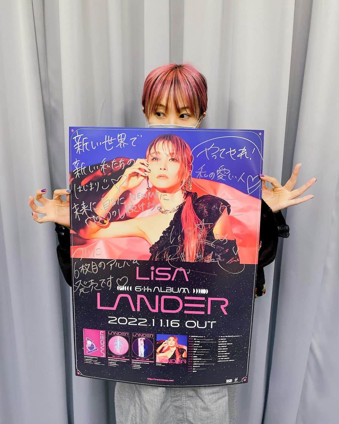 LiSAさんのインスタグラム写真 - (LiSAInstagram)「おはよー☀️ いよいよ　LiSA NEW ALBUM「#LANDER」発売まであと3日🚀🚀🪐  みなさんの街のお店さんに出張ポスターを届けてもらいますっ📮 お店さんで見つけてください〜🥳👣👣👣  いよいよ、着陸するぞーー！準備はいいですかーー！🚀  https://lisa.lnk.to/LANDER_pkg」11月13日 13時42分 - xlisa_olivex