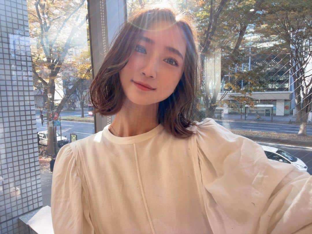 及川真珠のインスタグラム：「#💇‍♀️  20cmくらいバッサリ スッキリしたし 何より高評価すぎて もうロングに戻れません。(笑)  あと、お風呂が楽すぎる🛁  韓国風な感じにセットしてもらった✨ どっちの写真がいい？ あ、どっちもすごい盛ってるよ🫶笑  👇いつもドストライク @isamu_yamada136   ありがとうございます🫶  #ボブ#ボブヘアアレンジ #20cmカット#ボブヘアー#韓国風カット#ボブヘア #ボブアレンジ#仙台#モデル#仙台モデル」