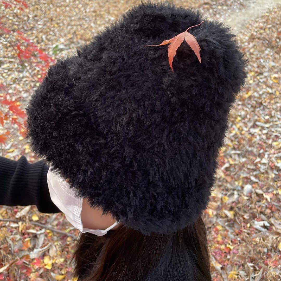ナリ のインスタグラム：「내 머리위에 단풍녀석🍁 #가을 좋아🧡」