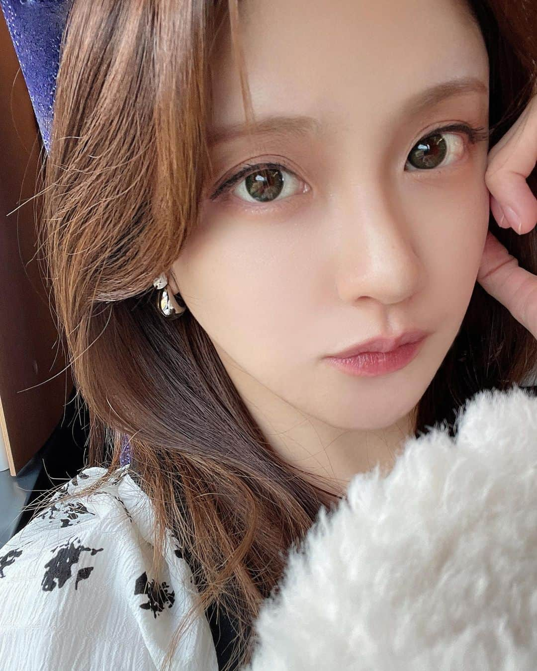 小澤美里のインスタグラム：「こんなアイライナー探してた👀  あの 有名なラブ・ライナーの会社さんから、新ブランドA/mAke（エーメイク）が誕生したので早速💄☺️✨  使ってみてびっくりしたんだけど リキッドライナーってわりと艶っとしてるイメージのものが多い中 エーメイクのアイライナーってなんと！ マット仕上がりなの😳凄いのよ。テカらないし新感覚！  3色あって私のお気に入りはグレージュカラー🎨☺️  グレージュカラーは旧ラブ・ライナーリキッドの旧グレージュカラーに激似で！！！旧カラー気に入ってた方も使いやすいかも💕  グリッタースティックは2色あって 下まぶたとか唇の上をうるっとさせるのにピッタリだよ☺️💕 今回はNUDEを塗ってみました☺️  特にアイライナーは気に入りすぎて お気に入りの仲間入り🤝🏻  ＠amake.official #エーメイク #amake #目もと引力にカクメイを #浅見めいく #マットリキッドアイライナー #グリッタースティック #リキッドアイライナー #アイライナー  #PR」