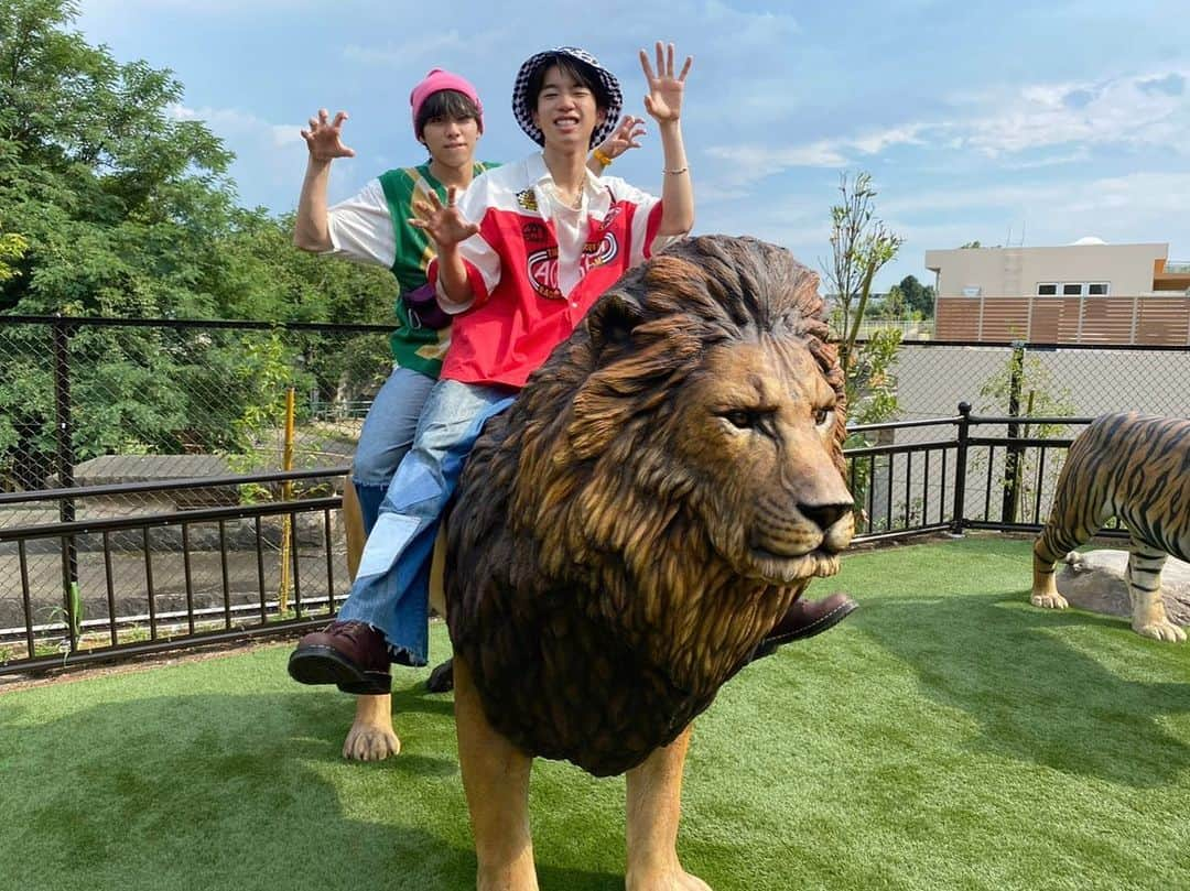 君の花になるさんのインスタグラム写真 - (君の花になるInstagram)「#ブルームの日常 📸 竜星といっぱい遊んだ〜🐘🐴🦁🦒  第4話配信中💐  #君の花になる #ブルーム #森愁斗 #山下幸輝 #公式双子」11月13日 14時29分 - kimihana_tbs