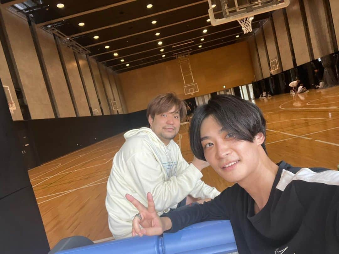 立石諒のインスタグラム：「@ao_fuji02  に誘ってもらってバスケしてきた🏀 なんか時間になったら体育館に集合して 知らない人たちとチームアップするんだけど めちゃくちゃレベル高すぎて 足しか引っ張らなかった笑 今度はもっと事前に練習していく また行こうね #バスケ #昔を思い出した #気がしない #膝死にかけ #大腿四頭筋の付け根 #死んだ #明日の筋肉痛怖い #日曜に早起き #つらい」