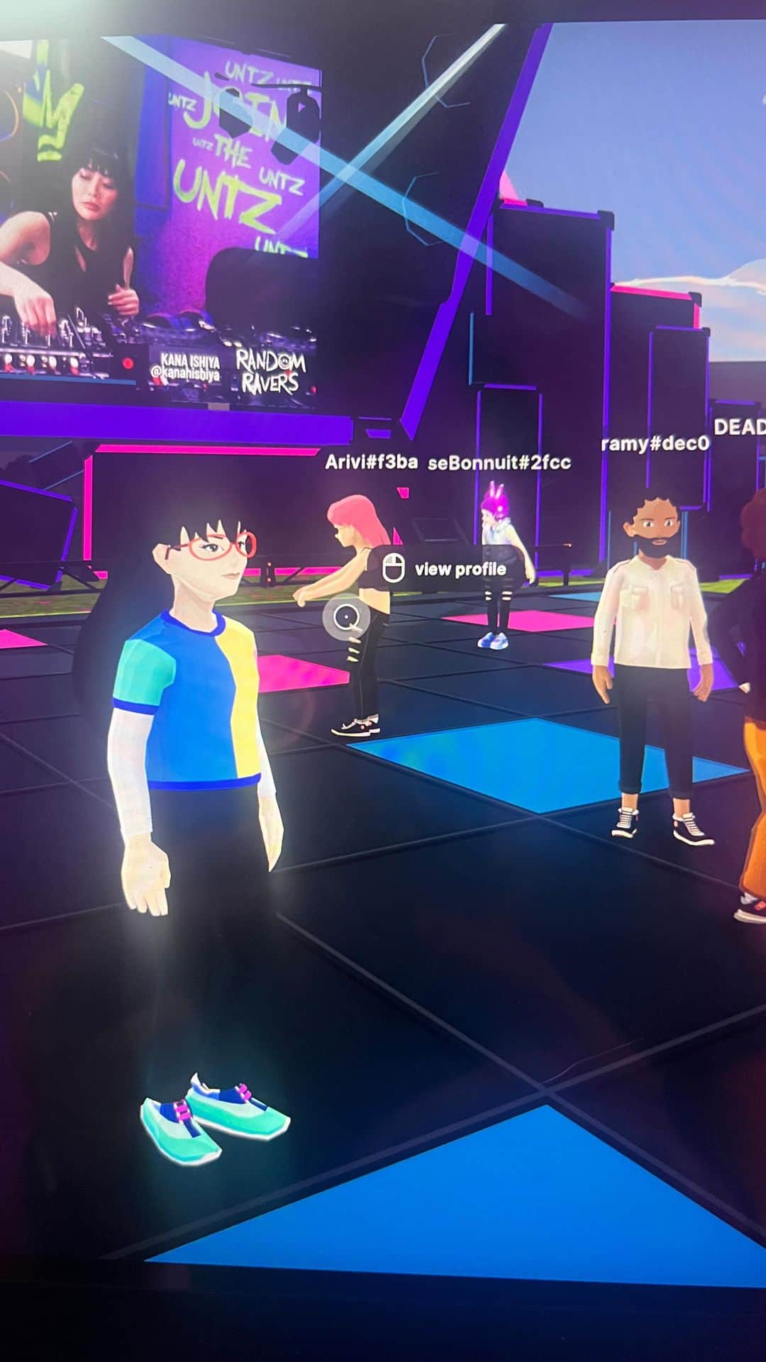 KanaKatanaのインスタグラム：「Raving in the metaverse with homies 👾」