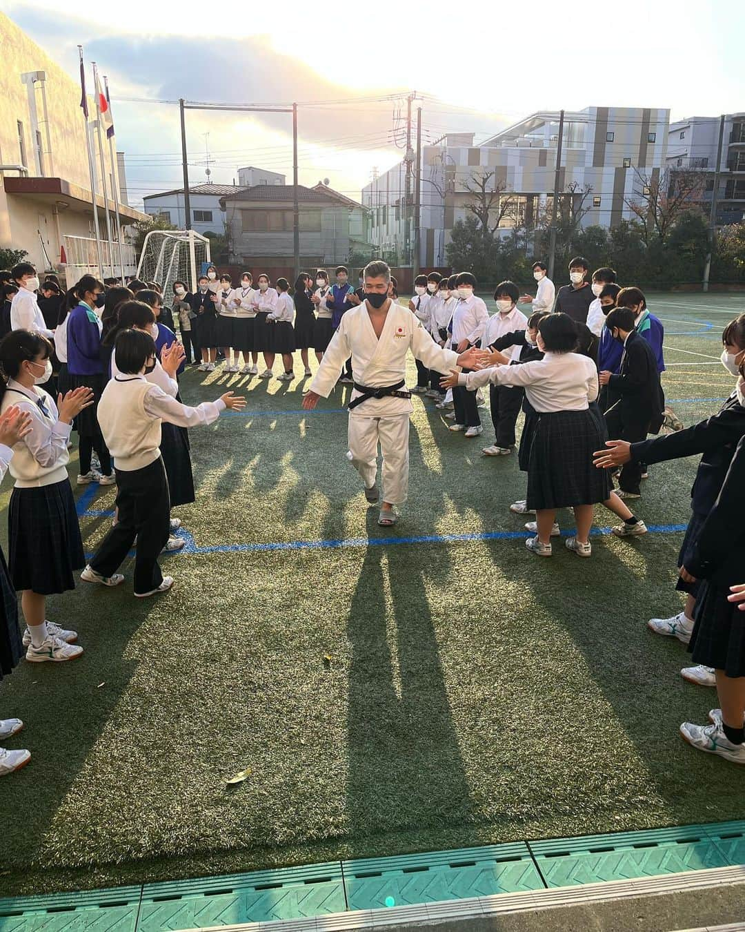 井上康生さんのインスタグラム写真 - (井上康生Instagram)「子供を笑顔にするプロジェクト Project to Make Children Smile  東京都教育委員会が展開している「子供を笑顔にするプロジェクト」をご存じでしょうか。  コロナ禍の中、制限のある生活を送ってきた都内の公立・私立の小・中・高校、特別支援学校を対象に、「見る・聞く・触れる」体験を提供するというプロジェクトです。   この秋、私もこのプロジェクトに講師として参加し、都立石神井高校と葛飾区立堀切中学校におじゃましました。   トークと柔道体験教室を行ったのですが、 どちらも本当に楽しくて私自身にとって 学びにもなる素晴らしい機会でした。   堀切中で行った柔道体験では、柔道未経験者、ちょっとかじったことのある人、柔道経験者が一緒に参加。 あちこちからワイワイキャーキャーという楽しい声があがり、大変な盛り上がりとなりました。 ３年生の皆さんと行ったトークもまた、面白かった。 「困難はどうやって乗り越えますか？」「緊張したときはどうするのですか？」 「好きな食べ物は？」といったことから、「どうしたら彼女できますか？」的な質問まで、皆さんの率直で素直な発想がとても新鮮で、私自身、心が洗われるような思いでした。   最後は、３年生だけでなく、教室からオンラインで見ていた１、２年生とも記念撮影ができたのも思い出になりました。   皆さん、有り難うございました！  #東京教育委員会 #子供を笑顔をするプロジェクト #ありがとうございました」11月13日 7時52分 - koseiinoue_official