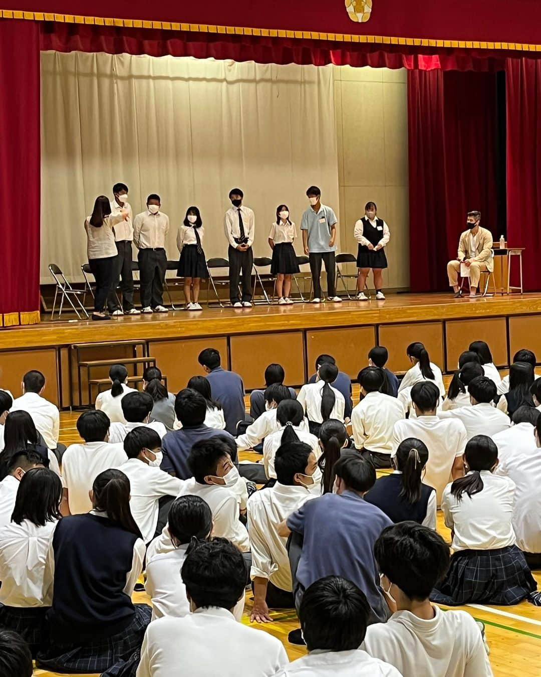 井上康生さんのインスタグラム写真 - (井上康生Instagram)「子供を笑顔にするプロジェクト Project to Make Children Smile  東京都教育委員会が展開している「子供を笑顔にするプロジェクト」をご存じでしょうか。  コロナ禍の中、制限のある生活を送ってきた都内の公立・私立の小・中・高校、特別支援学校を対象に、「見る・聞く・触れる」体験を提供するというプロジェクトです。   この秋、私もこのプロジェクトに講師として参加し、都立石神井高校と葛飾区立堀切中学校におじゃましました。   トークと柔道体験教室を行ったのですが、 どちらも本当に楽しくて私自身にとって 学びにもなる素晴らしい機会でした。   堀切中で行った柔道体験では、柔道未経験者、ちょっとかじったことのある人、柔道経験者が一緒に参加。 あちこちからワイワイキャーキャーという楽しい声があがり、大変な盛り上がりとなりました。 ３年生の皆さんと行ったトークもまた、面白かった。 「困難はどうやって乗り越えますか？」「緊張したときはどうするのですか？」 「好きな食べ物は？」といったことから、「どうしたら彼女できますか？」的な質問まで、皆さんの率直で素直な発想がとても新鮮で、私自身、心が洗われるような思いでした。   最後は、３年生だけでなく、教室からオンラインで見ていた１、２年生とも記念撮影ができたのも思い出になりました。   皆さん、有り難うございました！  #東京教育委員会 #子供を笑顔をするプロジェクト #ありがとうございました」11月13日 7時52分 - koseiinoue_official