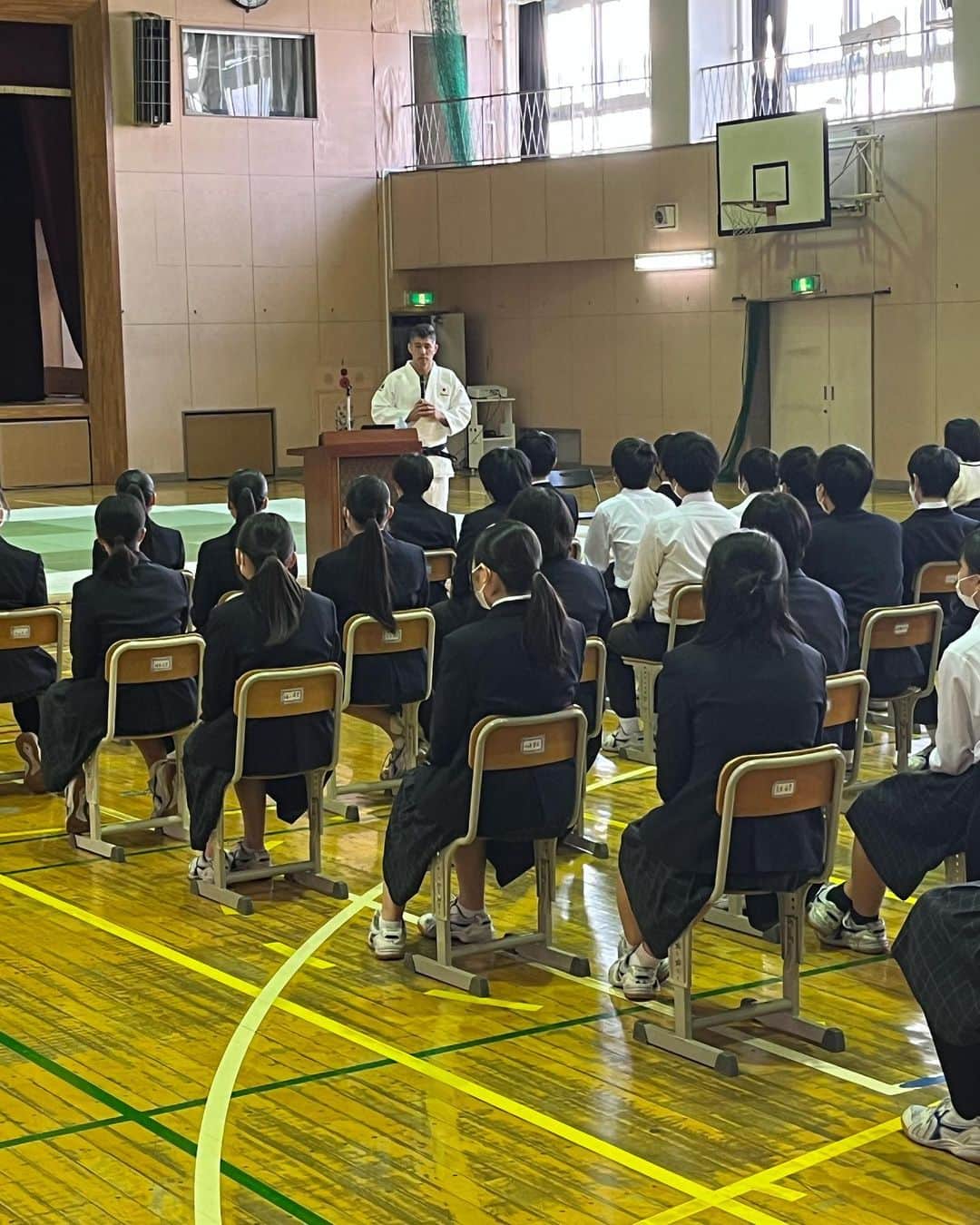 井上康生さんのインスタグラム写真 - (井上康生Instagram)「子供を笑顔にするプロジェクト Project to Make Children Smile  東京都教育委員会が展開している「子供を笑顔にするプロジェクト」をご存じでしょうか。  コロナ禍の中、制限のある生活を送ってきた都内の公立・私立の小・中・高校、特別支援学校を対象に、「見る・聞く・触れる」体験を提供するというプロジェクトです。   この秋、私もこのプロジェクトに講師として参加し、都立石神井高校と葛飾区立堀切中学校におじゃましました。   トークと柔道体験教室を行ったのですが、 どちらも本当に楽しくて私自身にとって 学びにもなる素晴らしい機会でした。   堀切中で行った柔道体験では、柔道未経験者、ちょっとかじったことのある人、柔道経験者が一緒に参加。 あちこちからワイワイキャーキャーという楽しい声があがり、大変な盛り上がりとなりました。 ３年生の皆さんと行ったトークもまた、面白かった。 「困難はどうやって乗り越えますか？」「緊張したときはどうするのですか？」 「好きな食べ物は？」といったことから、「どうしたら彼女できますか？」的な質問まで、皆さんの率直で素直な発想がとても新鮮で、私自身、心が洗われるような思いでした。   最後は、３年生だけでなく、教室からオンラインで見ていた１、２年生とも記念撮影ができたのも思い出になりました。   皆さん、有り難うございました！  #東京教育委員会 #子供を笑顔をするプロジェクト #ありがとうございました」11月13日 7時52分 - koseiinoue_official