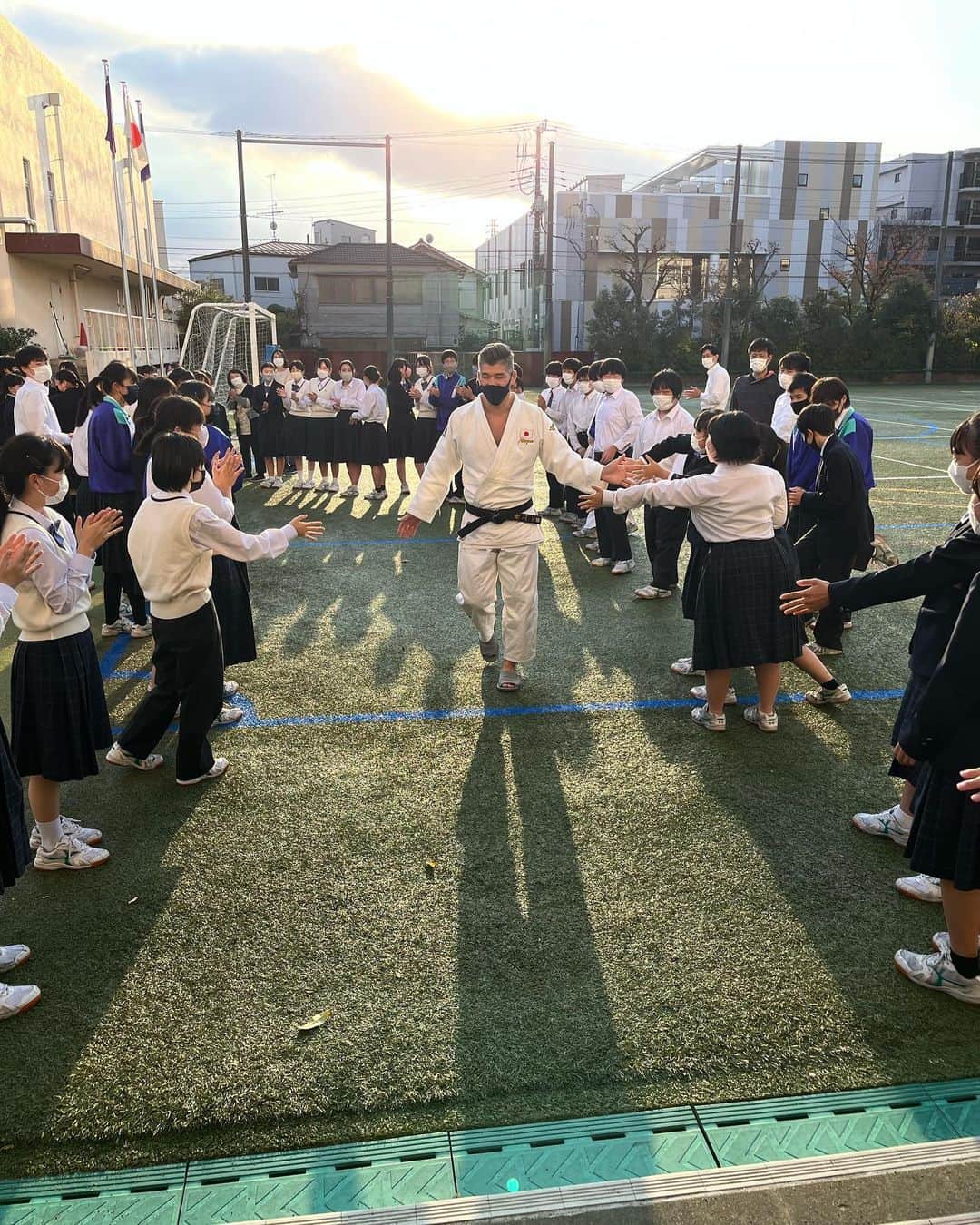 井上康生のインスタグラム：「子供を笑顔にするプロジェクト Project to Make Children Smile  東京都教育委員会が展開している「子供を笑顔にするプロジェクト」をご存じでしょうか。  コロナ禍の中、制限のある生活を送ってきた都内の公立・私立の小・中・高校、特別支援学校を対象に、「見る・聞く・触れる」体験を提供するというプロジェクトです。   この秋、私もこのプロジェクトに講師として参加し、都立石神井高校と葛飾区立堀切中学校におじゃましました。   トークと柔道体験教室を行ったのですが、 どちらも本当に楽しくて私自身にとって 学びにもなる素晴らしい機会でした。   堀切中で行った柔道体験では、柔道未経験者、ちょっとかじったことのある人、柔道経験者が一緒に参加。 あちこちからワイワイキャーキャーという楽しい声があがり、大変な盛り上がりとなりました。 ３年生の皆さんと行ったトークもまた、面白かった。 「困難はどうやって乗り越えますか？」「緊張したときはどうするのですか？」 「好きな食べ物は？」といったことから、「どうしたら彼女できますか？」的な質問まで、皆さんの率直で素直な発想がとても新鮮で、私自身、心が洗われるような思いでした。   最後は、３年生だけでなく、教室からオンラインで見ていた１、２年生とも記念撮影ができたのも思い出になりました。   皆さん、有り難うございました！  #東京教育委員会 #子供を笑顔をするプロジェクト #ありがとうございました」