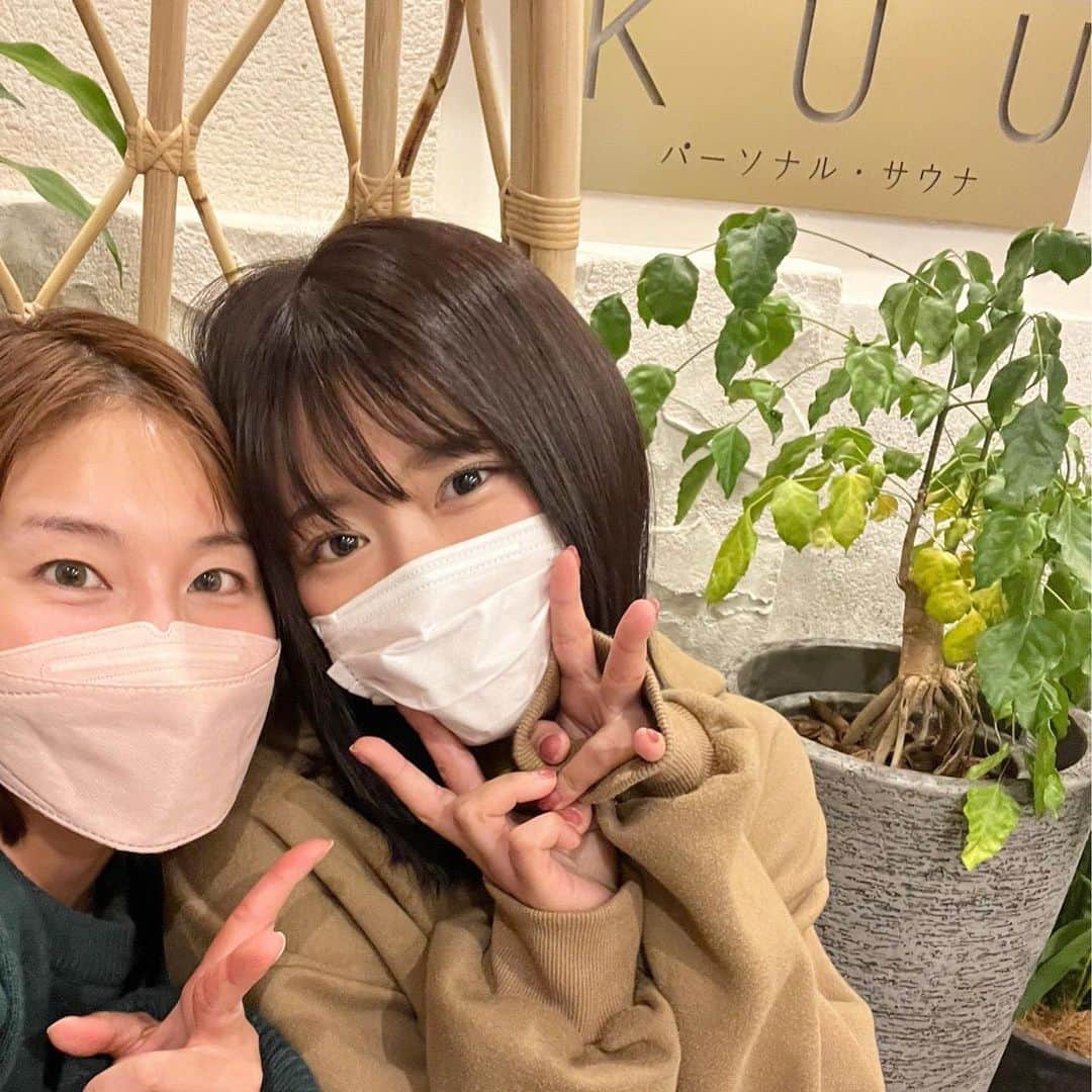 山内鈴蘭のインスタグラム：「パーソナルサウナKUU@表参道 に行って来ました🥺🔥  サウナ好きの美帆さん(@mih0_golf )お誘いしたよぉ❣️  ずっと気になってたから行けてよかった🥺んだけど…予約して気づいた。ここは一人個室のサウナで一緒に入れないって事を。笑  美帆さん、ごめんんんん😭🙏💦笑  ここはセルフロウリュウできて 好きなアロマも選べる🥺 水風呂は14〜16度くらいでゆっくり長めに入りたい人にオススメ💧  私は冷たすぎず水風呂にゆっくり浸かりたい人だからちょうど良かった❤️  ロウリュウめちゃできるから 90〜100度まで自由に調節できて　 湿度も保てるからお肌にもいい🥺 細かくて良い汗かけた！  個人的には休憩する椅子が 奥行きあって膝立てられて好き🫡  アメニティも沢山あるから 手ぶらで行けてめちゃ良き🙆🏼‍♀️  あと、ドライヤーがダイソンで乾くの早くて助かる😆💪  余談だけど、 私のサウナデビューは9歳なんだよね。笑  昔から中身はおっさんだった🫡💓笑  美帆さん！ 次は一緒に入れるところいこね🤣❤️  #サウナ #サウナ女子 #サウナ好きな人と繋がりたい #サ活 #サウナイキタイ #パーソナルサウナkuu #表参道 #サウナデート #サウナ好き #ゴルフ女子 #ゴルフ #ゴルフ好きな人と繋がりたい」