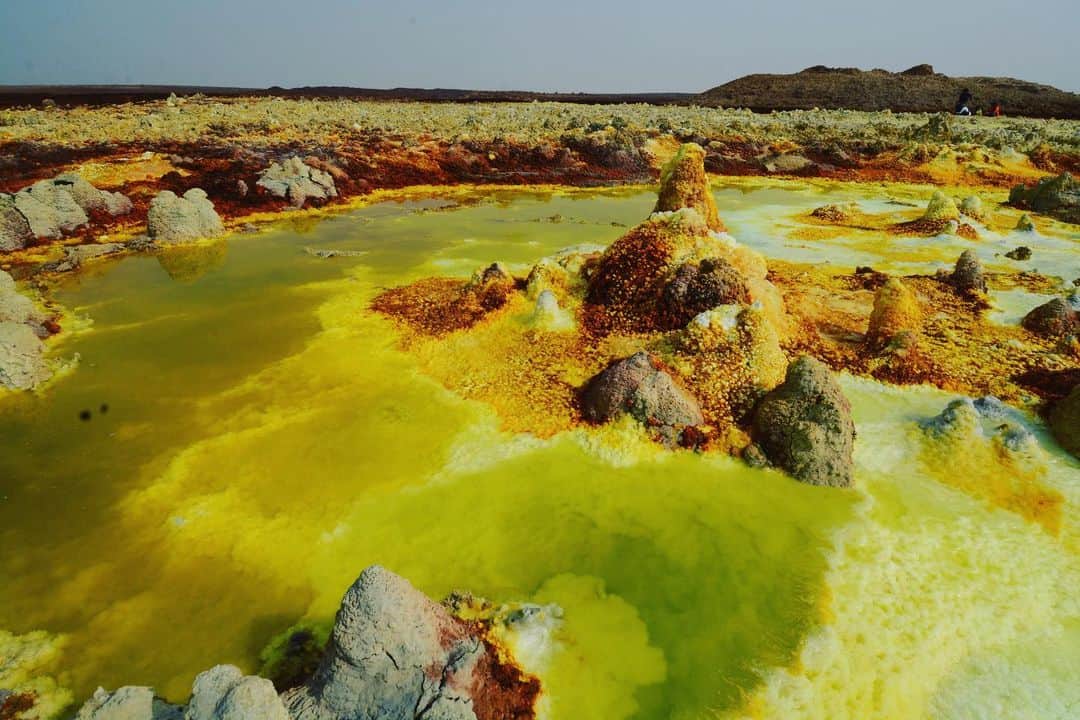 滝沢秀明のインスタグラム：「ダナキル砂漠の途中に変わった火山の一種。温泉が沸いてました。およそ70度。気温は50度。なかなか過酷な場所です」