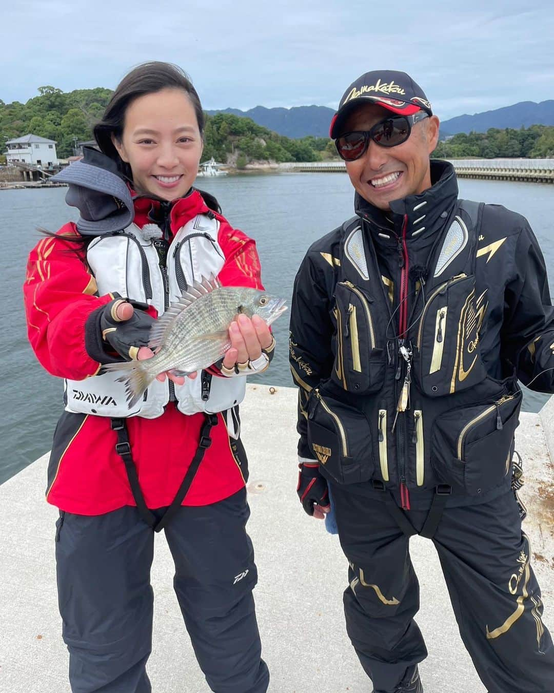 矢野由希子のインスタグラム：「メイタ釣れた🫣 南名人がホンモノのチヌを 見せてくれたよ！ ここは宮島の近くだよ🦌  #メイタ #チヌ #クロダイ #チヌ釣り #フカセ釣り #釣り #🎣 #南さん #南名人 #ぶち広島じゃけぇ #城島健司のj的な釣りテレビ #JTV」