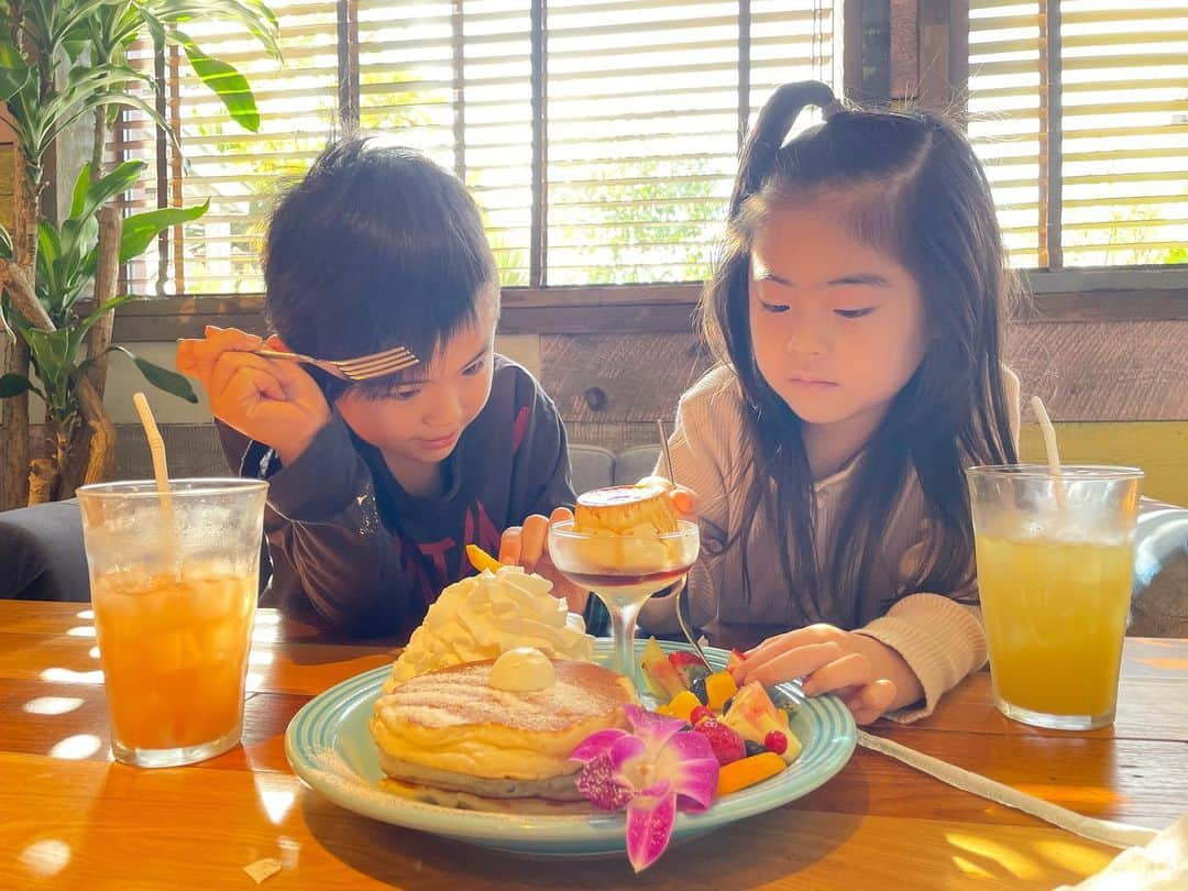 本多洸亮のインスタグラム：「朝カフェですよ☕️ パンケーキに夢中です🥞w でも…甘いものにすぐ飽きて、ガーリックシュリンプ追加オーダー😅 お洒落な朝カフェプランが…ランチに変わりそうです。涙  #パンケーキ #朝カフェ #ガーリックシュリンプ」