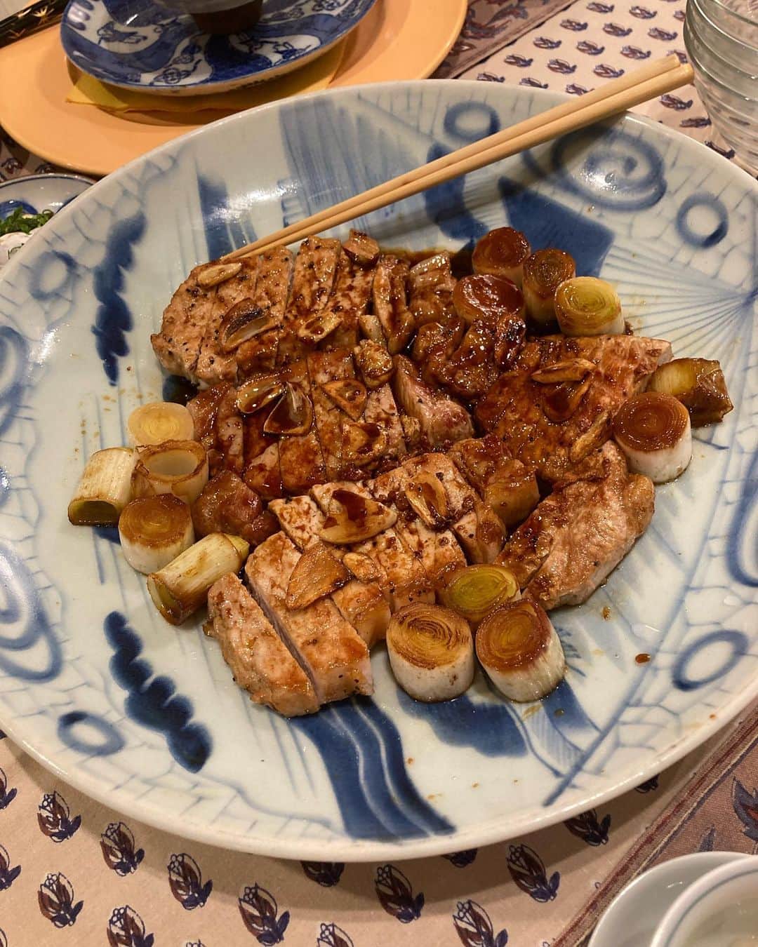 安藤優子さんのインスタグラム写真 - (安藤優子Instagram)「追伸です‼️  ご質問いただいた、トンテキの味付けですが、最初にニンニクチップを作ってからお肉をソテーして、お醤油、お酒、みりんで味付けしています。 このトンテキだけは甘めがオススメです。  それとカマンベールの青ネギのっけは、お醤油をほんのひと垂らししています。  書き忘れましたが、仙台の牛タンも焼きました（笑）  〆の吹き寄せ風炊き込みご飯の具材は、舞茸とキクラゲに油揚げ。銀杏と紅葉お麩は、別にお出汁で煮て炊き上がりに混ぜました。 炊き込みご飯の味付けは、ヤマサのウマつゆにお任せ（笑）しました。  それと、先日の「キッチンで話そ！」が、二度アップされてしまいました。  投稿の途中で消失したようなので、再度投稿し直したら結果二度のダブル投稿になってしまいました。  紛らわしくて申し訳ありません！  以上追伸でした！  #フレンチブルドッグ  #安藤優子」11月13日 11時00分 - yukoando0203