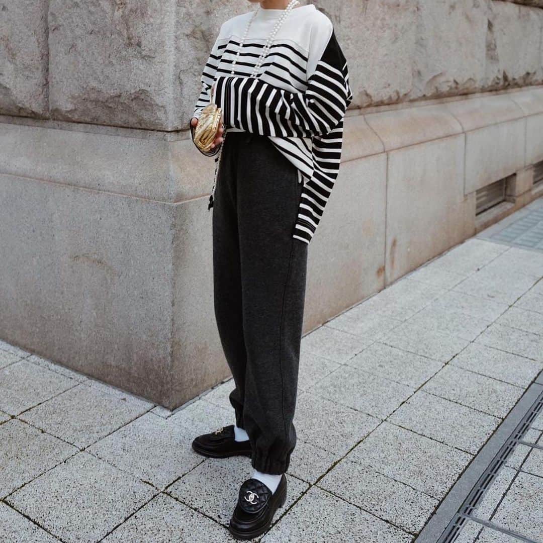 正中雅子のインスタグラム：「border🖤🤍  このアシメな配色にしたボーダーロンTは、BLKとRED2色欲しいアイテム☺︎  ゆったりしてる身頃がこなれ感もあって ボディラインが出ない素材感も🙆‍♀️  そして！めちゃくちゃ素材を探して出会った日本製の圧縮ウールを使用したパンツ！！  軽くて温かくて冬に活躍間違いなしの履き心地に完成しました♡  そして、楽ちん🤤  11/15 (tue)12:00-  #MACHATT #masaco服」