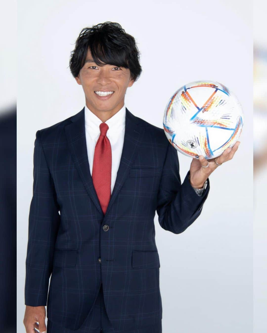 佐藤寿人さんのインスタグラム写真 - (佐藤寿人Instagram)「2021年、集英社 Sportivaの新連載  同じタイミングで引退した憲剛くんと始まった『日本サッカー向上委員会』  サッカーの事からサッカー以外の事まで同世代だからこそ、言葉を選ばずストレートに想いをぶつけ合い、それぞれのテーマについて熱量もって向き合ってきたこの対談  わがままなストライカーの自分の言葉を、憲剛くんはいつも懐深く受け止めてくれました  そしてこの度、連載を一冊の本にまとめて書籍化する事になりました  その名も  『ケンゴとヒサト』  集英社さんから11月14日発売となります  2人が熱望した中村俊輔さんをお招きしての鼎談も   多くの方に読んで頂けたらと思います  #集英社 #sportiva #日本サッカー向上委員会  #soccer #football #calcio  #ケンゴとヒサト #中村憲剛 #佐藤寿人 #鼎談  #中村俊輔」11月13日 11時17分 - hisato_sato11official