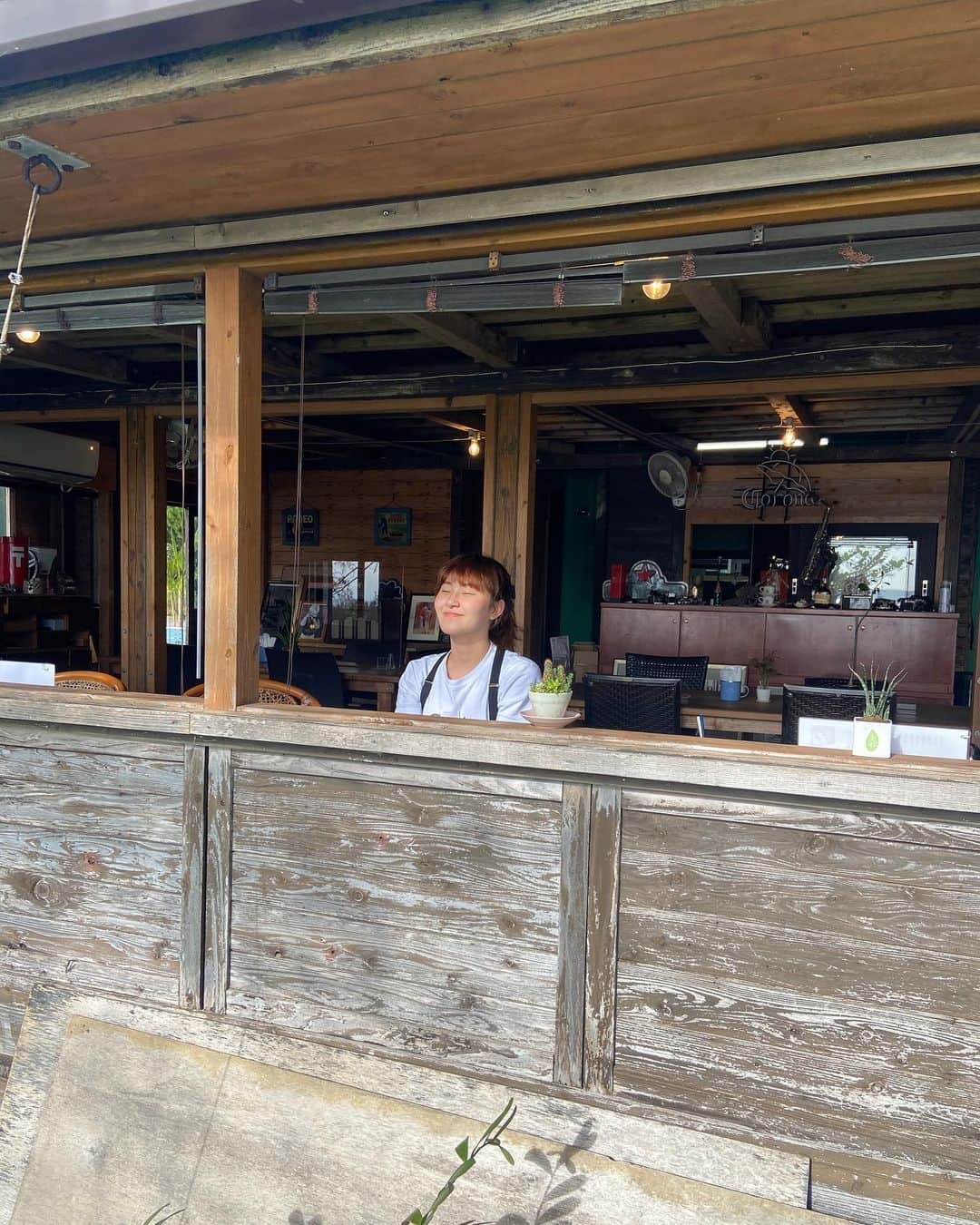 村上佳菜子のインスタグラム：「気持ち〜カフェ発見したよ🍰 景色も最高でニャンも可愛かった🌻 ずーっとここにいられる❤️ . . . #沖縄 #カフェ #気分転換　#幸せ」