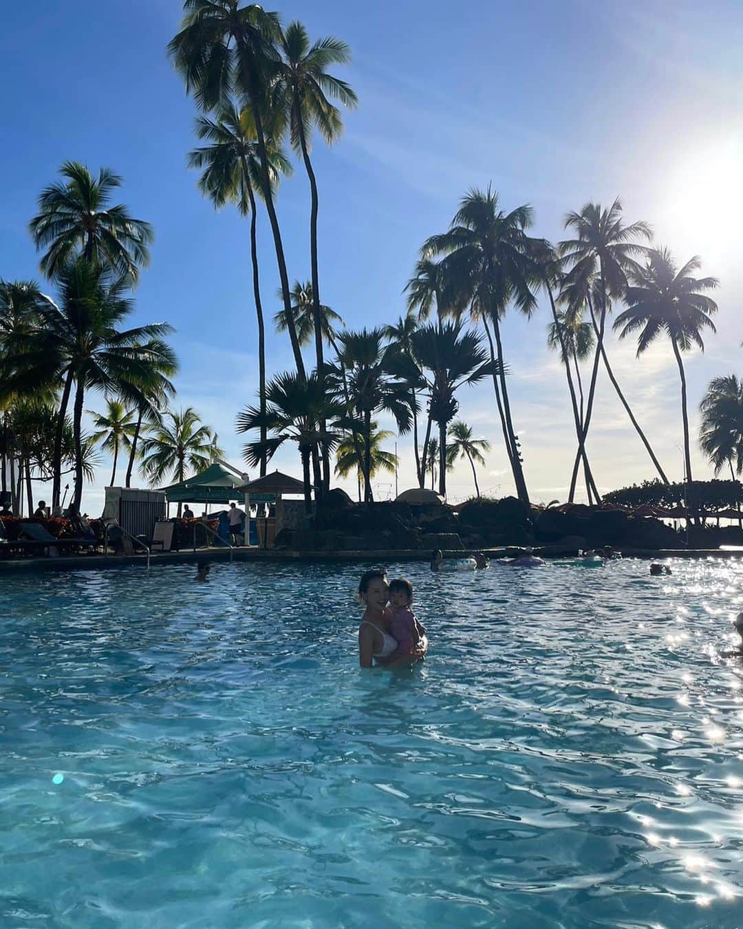 YUKAのインスタグラム：「久しぶりのHawaii🌺  今回ははなちゃん初の海外旅行✈️ フライトがかなり心配だったけどギャン泣きすることもなく、いい子にしてくれてて良かった🥺 行きの飛行機は空いてて席を広く使わせてくれたので横に寝かせられた👏 そしてバナナに助けられた！🍌  しばらくハワイ投稿続きます🙏🌴  #Hawaii #honolulu #honolulubeach #ハワイ #赤ちゃん連れハワイ」