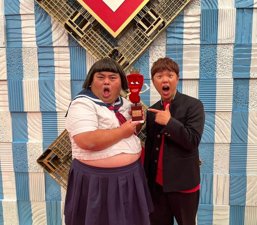 小林優介のインスタグラム：「久しぶりにレッドカーペットの上に乗ってきましたよ！この模様は近日フジテレビの「只今、コント中。」にて放送予定です。」