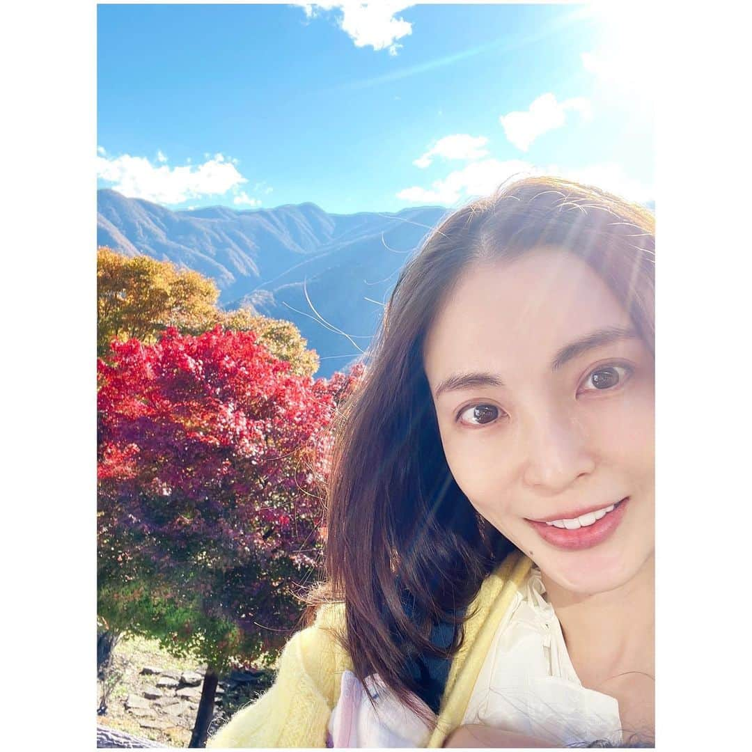 押切もえのインスタグラム：「先日。 秋の秩父へ。  紅葉が綺麗でした🍁  最近お天気も良いし、いろんなところにお出かけしたいな。  #秩父 #三峯神社 #紅葉」