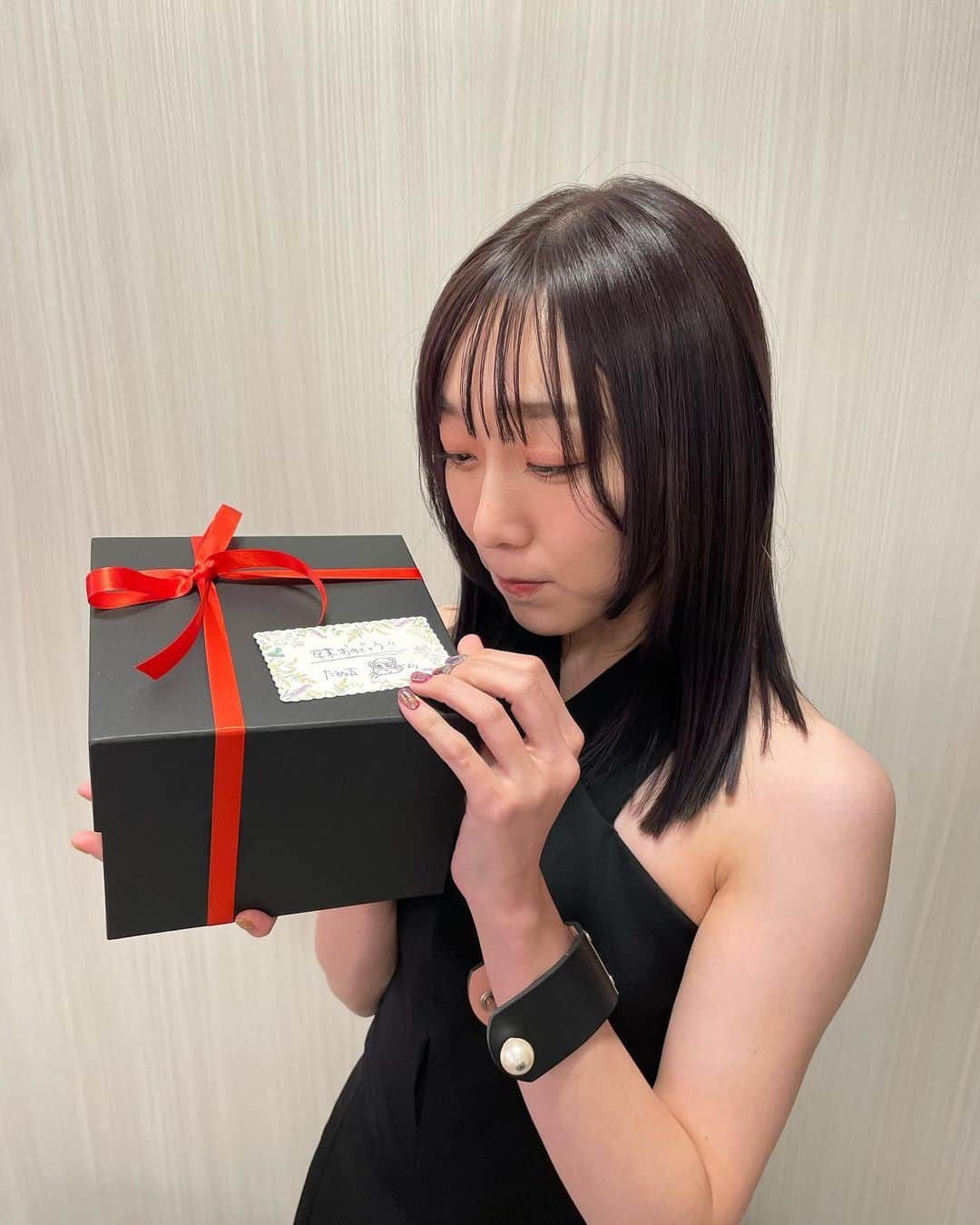 須田亜香里さんのインスタグラム写真 - (須田亜香里Instagram)「イメチェンしました🖤 背中ざっくりの黒ドレスにぴったりでした☺️ エクステでロングにしていた髪から、地毛の長さで重めのセミロングに。 色は黒じゃなくてグレーとパープルだよ🖤 お肌の透明感が出やすいカラー。 今回もももさんにお願いしました✂︎✨  @momomika0314   11月11日(金) #パチンコ頂上決戦2022 生放送にてMC務めさせていただきました。 パチンコ応援ユニット、ゼブラエンジェルぶりのパチンコのお仕事。 とっても楽しかった。 また久々に打ちたくなりました☺️」11月13日 12時39分 - akarisuda