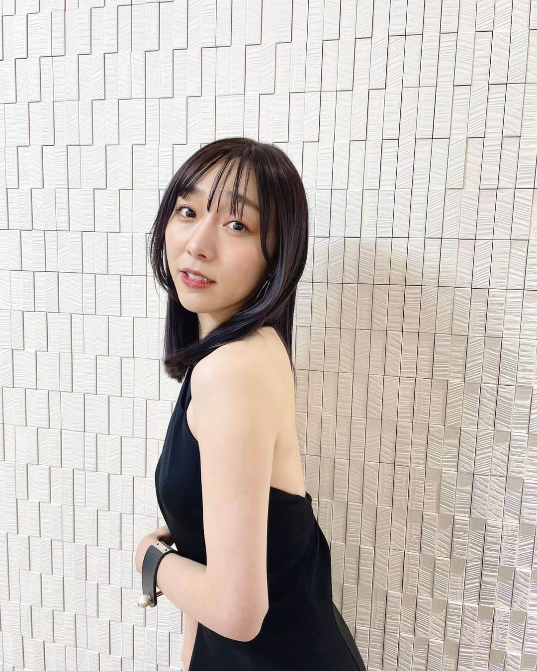 須田亜香里さんのインスタグラム写真 - (須田亜香里Instagram)「イメチェンしました🖤 背中ざっくりの黒ドレスにぴったりでした☺️ エクステでロングにしていた髪から、地毛の長さで重めのセミロングに。 色は黒じゃなくてグレーとパープルだよ🖤 お肌の透明感が出やすいカラー。 今回もももさんにお願いしました✂︎✨  @momomika0314   11月11日(金) #パチンコ頂上決戦2022 生放送にてMC務めさせていただきました。 パチンコ応援ユニット、ゼブラエンジェルぶりのパチンコのお仕事。 とっても楽しかった。 また久々に打ちたくなりました☺️」11月13日 12時39分 - akarisuda