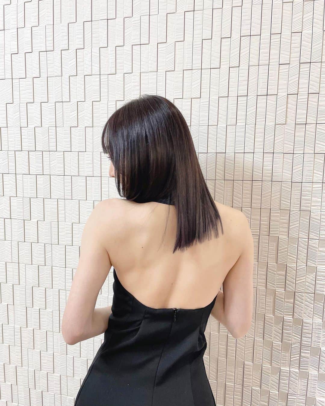 須田亜香里さんのインスタグラム写真 - (須田亜香里Instagram)「イメチェンしました🖤 背中ざっくりの黒ドレスにぴったりでした☺️ エクステでロングにしていた髪から、地毛の長さで重めのセミロングに。 色は黒じゃなくてグレーとパープルだよ🖤 お肌の透明感が出やすいカラー。 今回もももさんにお願いしました✂︎✨  @momomika0314   11月11日(金) #パチンコ頂上決戦2022 生放送にてMC務めさせていただきました。 パチンコ応援ユニット、ゼブラエンジェルぶりのパチンコのお仕事。 とっても楽しかった。 また久々に打ちたくなりました☺️」11月13日 12時39分 - akarisuda