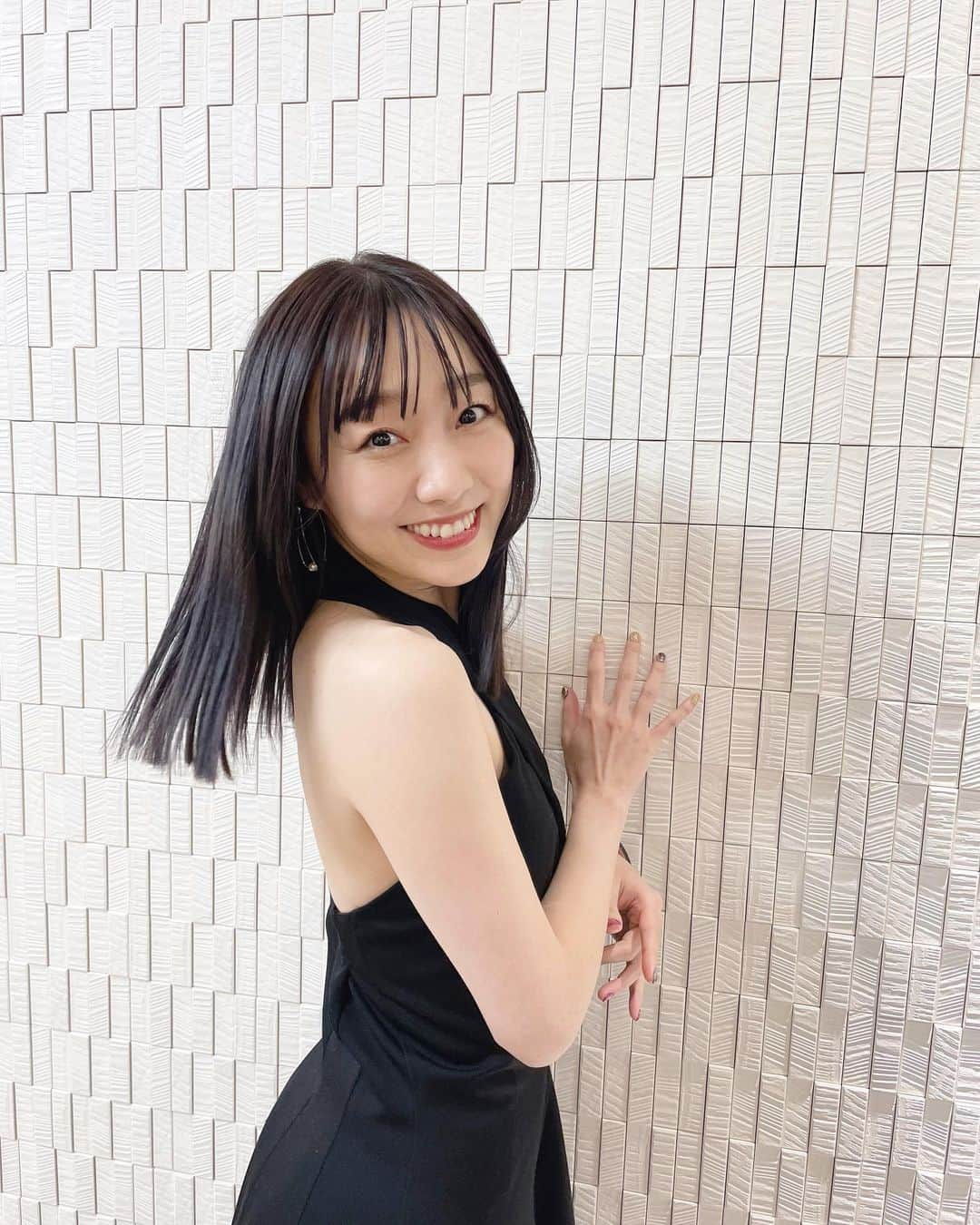 須田亜香里さんのインスタグラム写真 - (須田亜香里Instagram)「イメチェンしました🖤 背中ざっくりの黒ドレスにぴったりでした☺️ エクステでロングにしていた髪から、地毛の長さで重めのセミロングに。 色は黒じゃなくてグレーとパープルだよ🖤 お肌の透明感が出やすいカラー。 今回もももさんにお願いしました✂︎✨  @momomika0314   11月11日(金) #パチンコ頂上決戦2022 生放送にてMC務めさせていただきました。 パチンコ応援ユニット、ゼブラエンジェルぶりのパチンコのお仕事。 とっても楽しかった。 また久々に打ちたくなりました☺️」11月13日 12時39分 - akarisuda