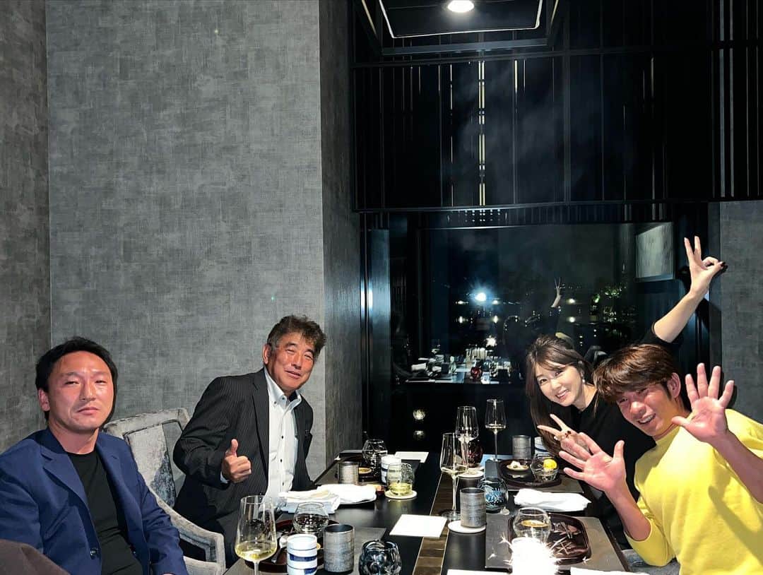 矢部美穂さんのインスタグラム写真 - (矢部美穂Instagram)「昨夜は結婚お祝いと言うことで横浜ベイコートクラブ&お食事までプレゼントしていただきました✨  なかなか自分達では泊まれないグレードのお部屋で贅沢な時間を過ごすことが出来ました🤍  本当にありがとうございます😊😭💕  東海林代表と加藤さんと私達4人で和食のコースを🥢  夜は少しだけラウンジバーでまったりな時間を🫖  で、部屋ではマッサージをお願いしたら2人ともにそのまま寝てしまい💦起きたら9時でした😅  チェックアウトしたので今から横浜をブラブラしてランチします🍽  #横浜ベイコート倶楽部  #横浜ベイコート #贅沢な時間  #幸せ #ありがとう #感謝 #結婚祝いのプレゼント  #40代  #矢部美穂」11月13日 13時01分 - miho.yabe.0607