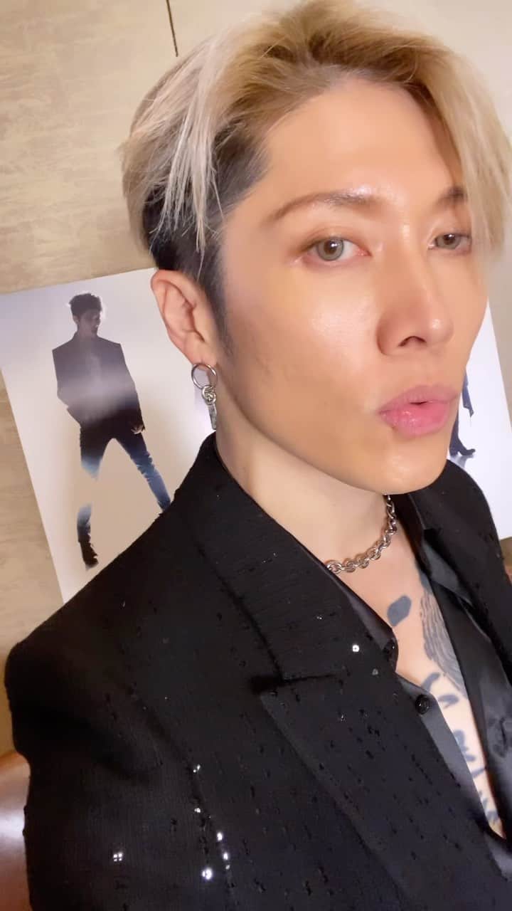 雅-MIYAVI-のインスタグラム：「Press day vibes.   🤘🏻  @thelastrockstars  #TheLastRockStars #HaveYouEverMetRealJAPANESERockstars」
