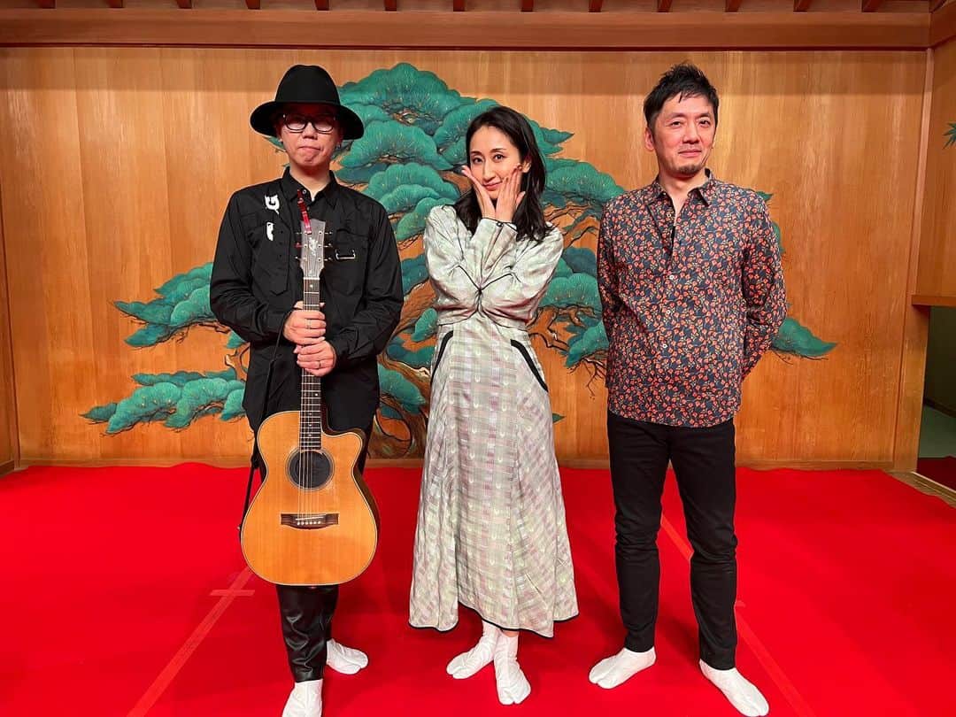Ms.OOJAのインスタグラム：「福岡大濠公園能楽堂✨✨✨😊😊😊 伝統の舞台で、白足袋を履いてのライブ！ 本当に貴重な体験をさせていただきました！！  そしてめちゃくちゃ楽しかったーーー！！  また是非やれますように！  みんなありがとう❤️  #msooja #福岡　#能楽堂 #大濠公園　#acoustic」