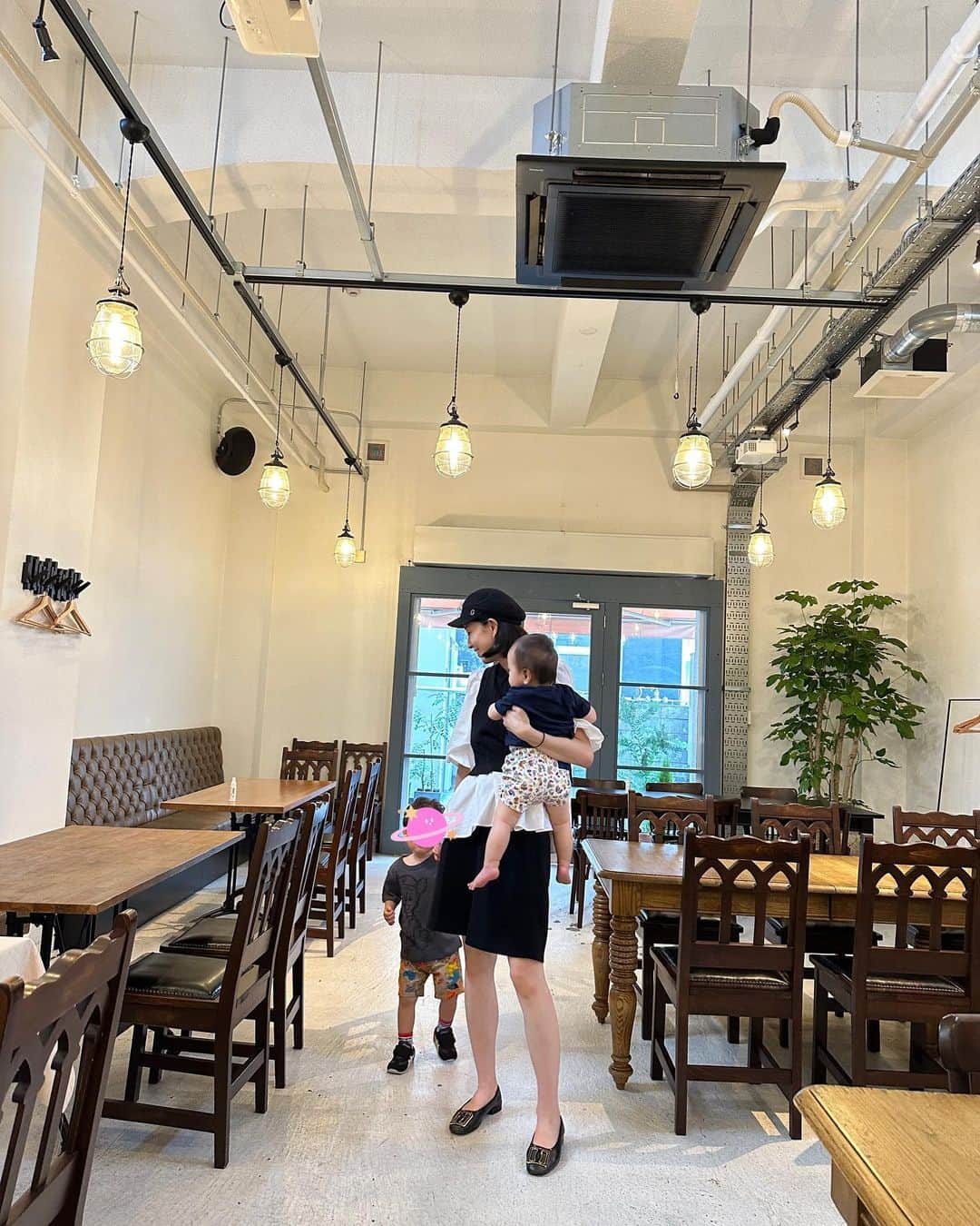 簑島宏美のインスタグラム：「- — @latelier_de_nakagawa @maison.de.n_oita   広々とした店内と、素晴らしいサービスに、美味しいお料理。 素敵な外観が以前から気になっていて、怪しげにドアの隙間から眺めていたところ、スタッフの方が気付いて話しかけてくださいました🙇‍♀️ ベビーカーもスイスイと入れて、店内は広々。 ランチはコースのみですが、子供用に単品メニューもご用意してくださいました。 息子用にパスタを注文したところ、シェフがスープとアイスまで作ってくださって…😭✨息子は大喜び！ 感動の連続でした😭❤️  フレンチレストランで、お子様歓迎です！と言って貰えたことだけでも嬉しいのに、本当に皆さん優しく歓迎して下さって😭✨  怪しげに覗き込んでみて良かったー！😂  店頭では焼き菓子の販売もあり、焼き菓子だけの購入も歓迎だそう❤️ 大好きなフィナンシェもあったので、買いに通います〜🥰  #子連れランチ大分 #大分子連れランチ #大分カフェ #大分カフェ巡り #大分ランチ #大分ランチ巡り #おんせん県おおいた #大分グルメ #大分の魅力伝え隊 #勝手に大分観光大使 #勝手に大分親善大使 #大分食べ歩き #大分食べ歩きグルメ #大分食べ歩きランチ #テイクアウト大分 #大分テイクアウト」