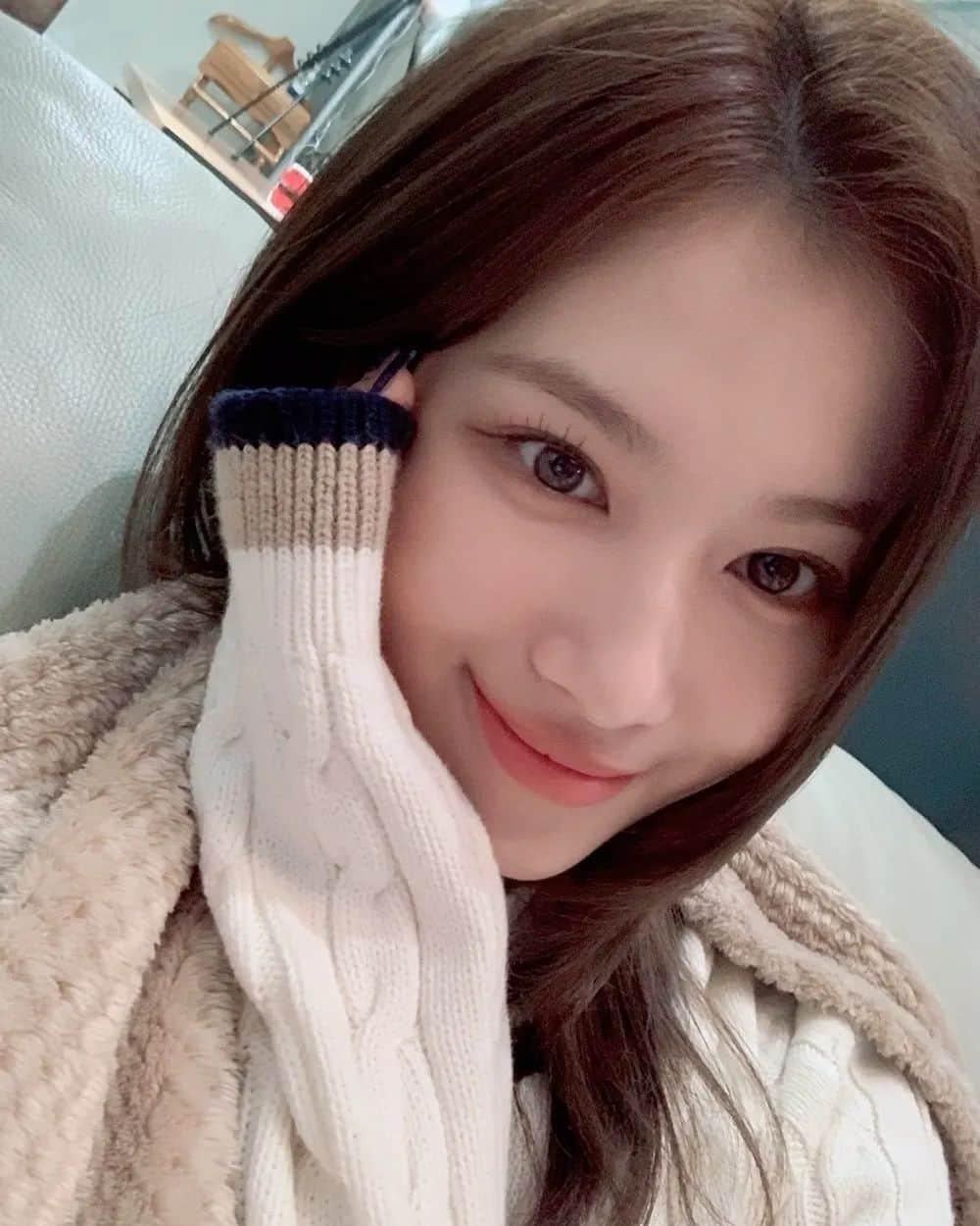 サナのインスタグラム：「I miss you so much @m.by__sana 🥺💕 ーーーーーーーーーー Follow > @sana.twice.kr < . @m.by__sana @twicetagram #TWICE#트와이스#ONCE#Sana#사나 #Nayeon#나연#Jeongyeon#정연#Momo#모모#Jihyo#지효#Mina#미나#Dahyun#다현#Chaeyoung#채영#Tzuyu#쯔위」