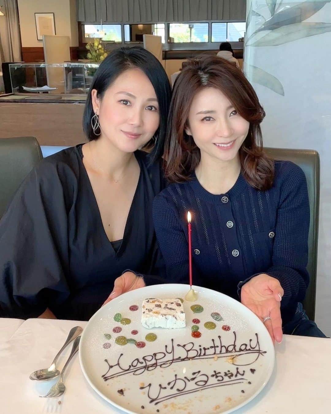 のインスタグラム：「❤︎  先日お世話になっている雅美さんがお誕生日をお祝いしてくれました🎂 プレゼントしてくれたAGE20'sのファンデーション‼︎ 雅美さんがこれ良かったから使ってみてと🎁してくれたのが、めちゃヒット😍 あれ？リピートしていたデパコス、クッションファンデが🙄🙄  お肌のノリと質感が全然ちがーう❣️さすが元ミスコリア🇰🇷✨✨ 美容情報に詳くて頼もしいお姉さんです✨ 　 楽しい時間をありがとうございました😉  @masamishimbashi  #age20s  #オススメコスメ  #私は40代」
