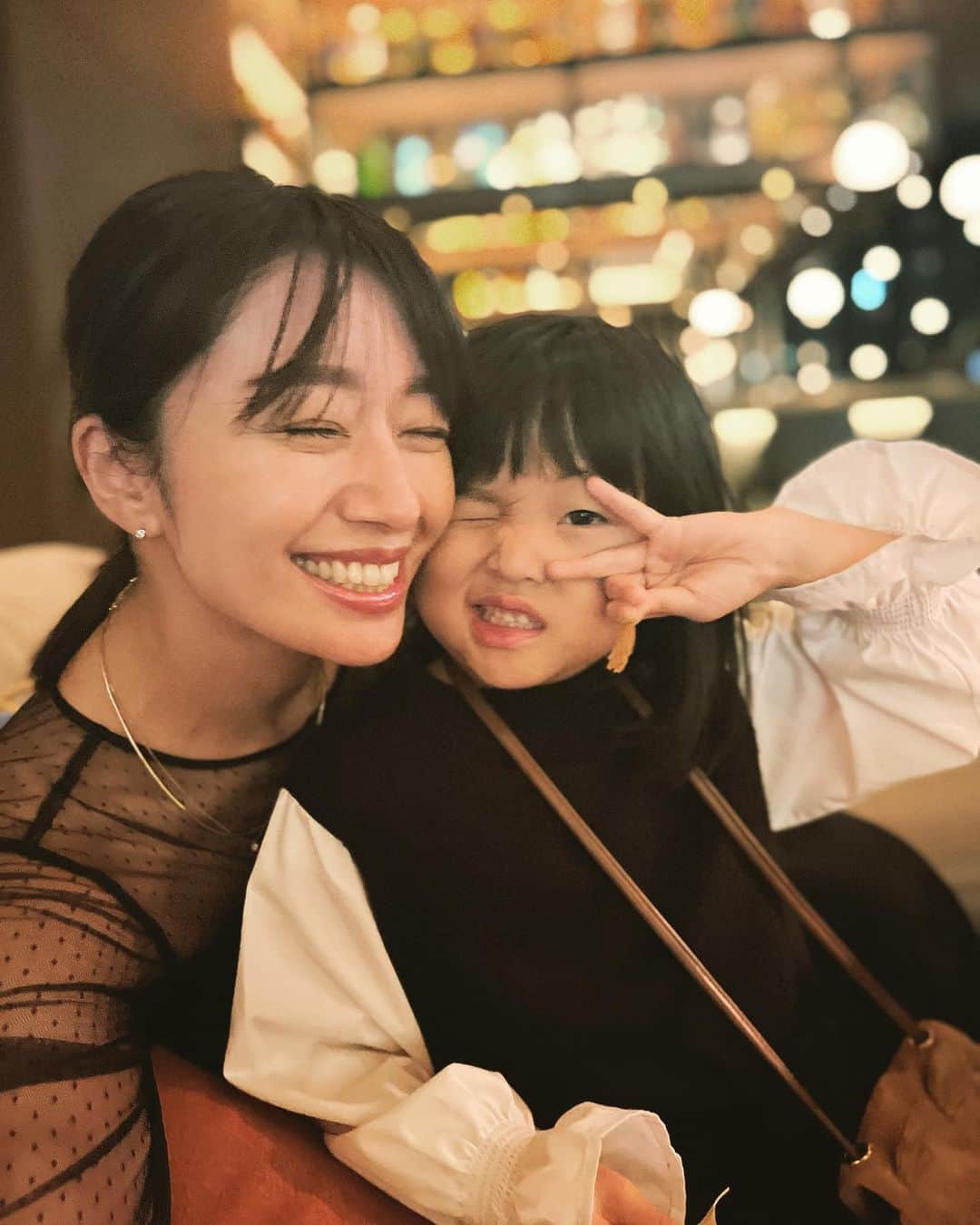 香山ひとみさんのインスタグラム写真 - (香山ひとみInstagram)「振り返るには少し早いけど、 盛り沢山だった2022年を 少しだけ振り返って、労った一日。  kids friendlyなロウリーズ様々。 プライムリブ、美味しかった🥩  #ロウリーズザプライムリブ #lawrystheprimerib  #赤坂グルメ #溜池山王グルメ #プライムリブ  #最近すぐ顔赤くなるな...👹」11月13日 23時54分 - hitomi.k24