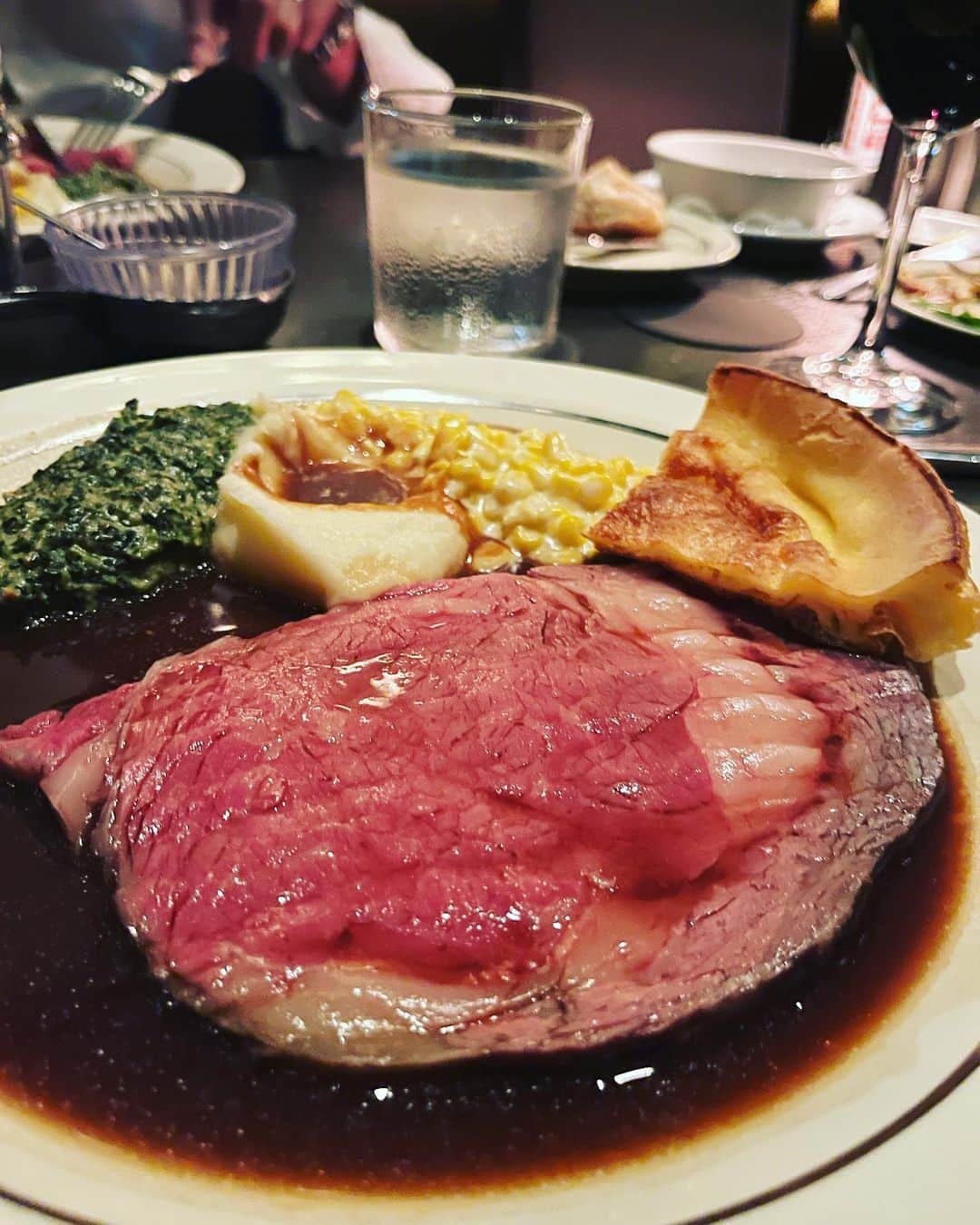香山ひとみさんのインスタグラム写真 - (香山ひとみInstagram)「振り返るには少し早いけど、 盛り沢山だった2022年を 少しだけ振り返って、労った一日。  kids friendlyなロウリーズ様々。 プライムリブ、美味しかった🥩  #ロウリーズザプライムリブ #lawrystheprimerib  #赤坂グルメ #溜池山王グルメ #プライムリブ  #最近すぐ顔赤くなるな...👹」11月13日 23時54分 - hitomi.k24