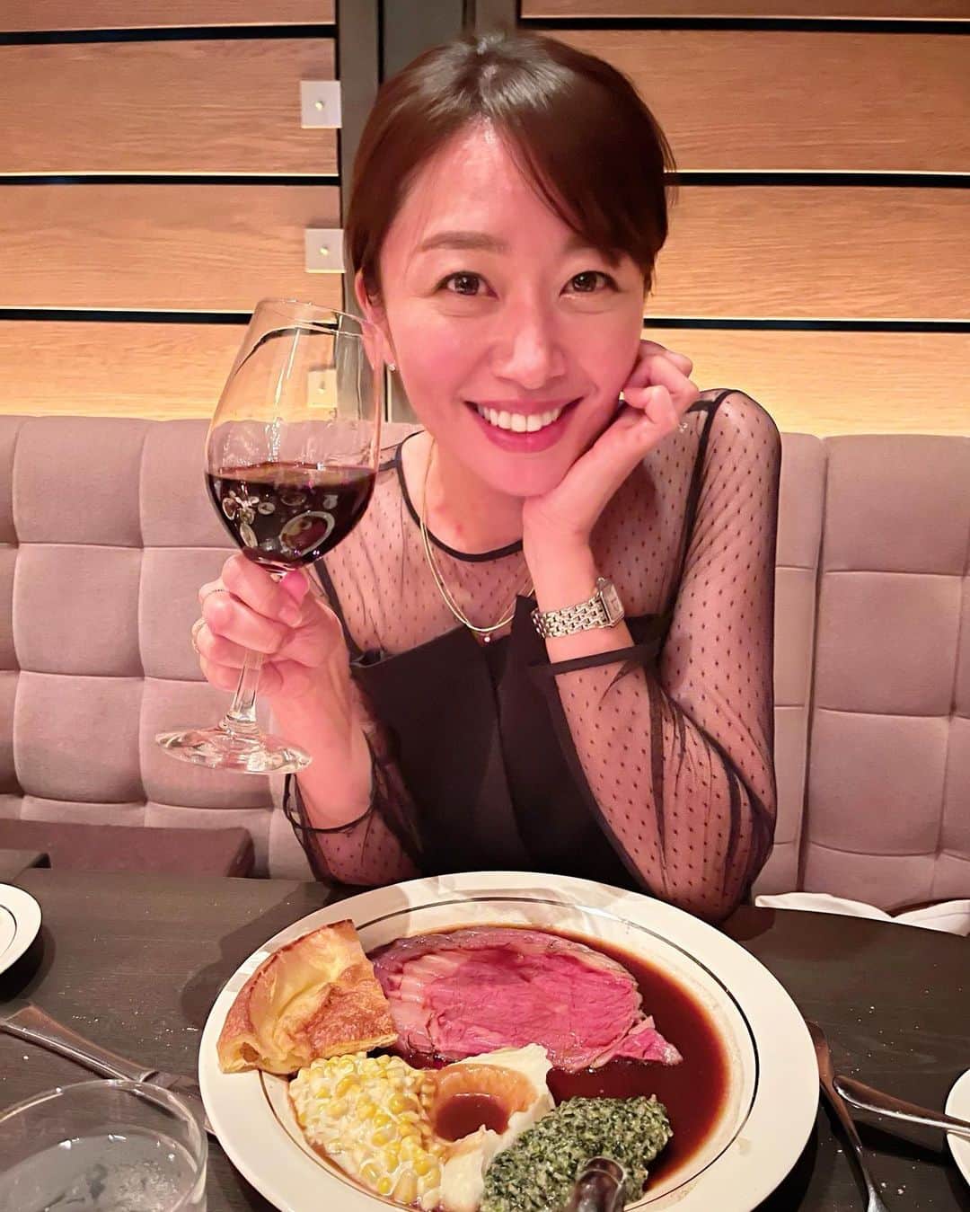 香山ひとみさんのインスタグラム写真 - (香山ひとみInstagram)「振り返るには少し早いけど、 盛り沢山だった2022年を 少しだけ振り返って、労った一日。  kids friendlyなロウリーズ様々。 プライムリブ、美味しかった🥩  #ロウリーズザプライムリブ #lawrystheprimerib  #赤坂グルメ #溜池山王グルメ #プライムリブ  #最近すぐ顔赤くなるな...👹」11月13日 23時54分 - hitomi.k24