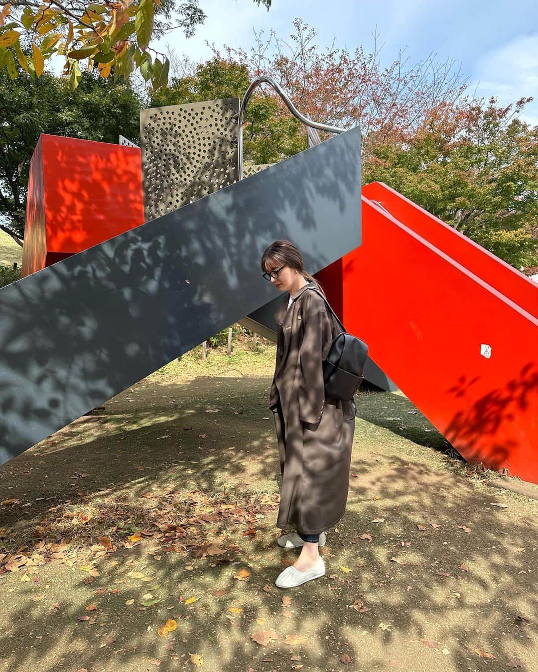 林みなほのインスタグラム：「OOTD  tops… @cosstores_jp  denim… @cosstores_jp  outer… @amerivintage  bagpack…@lowellthings × @saorioyamada (MINIサイズ) shoes… MITSUKOSHI ISETAN ×浅草老舗靴工場LIFT × @saorioyamada   height 170cm  人気stylist小山田早織さんコラボのリュックとフラットシューズがとにかく優秀です🫶💓  #ママコーデ#公園コーデ#小山田早織 #fashion#beauty#ootd  ※再投稿🙇‍♀️」