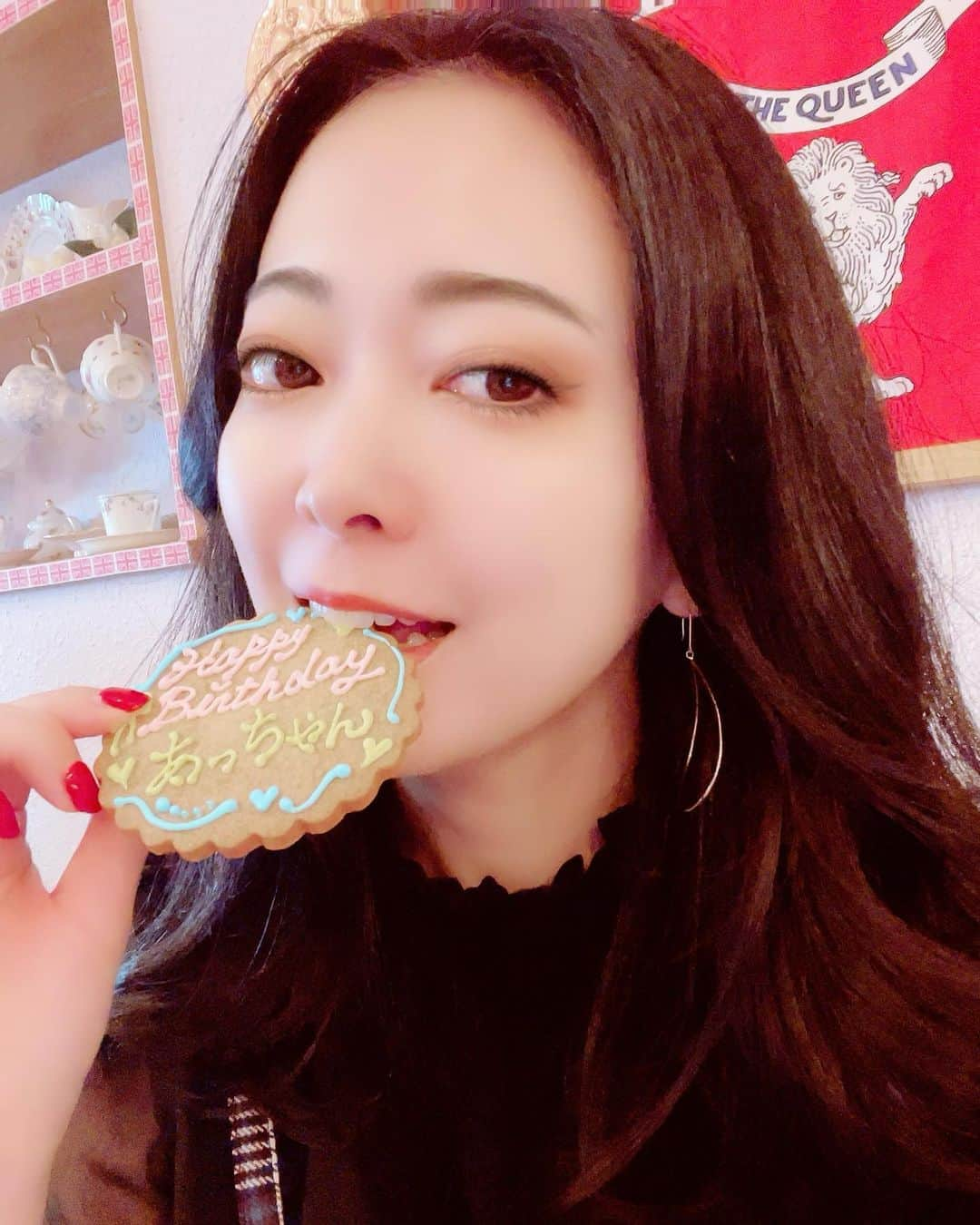 榎本温子のインスタグラム：「友達にお誕生日お祝いしてもらった✨バースデープレートは幸せだねぇ☺️  #ヌン活 #タイニートリアティールーム #バースデープレート #アフタヌーンティー」