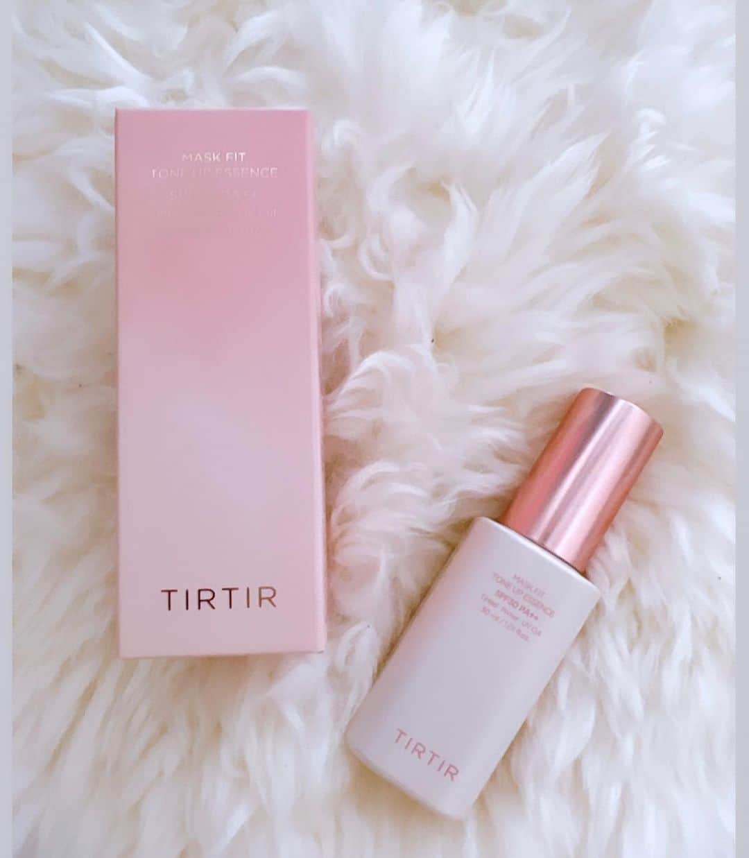 森田ワカナのインスタグラム：「@tirtir_jp_official   から頂いた　 マスクフィットトーンアップエッセンス 使ってみたんだけど、下地だけで こんなにトーンアップするの 凄すぎる、、、🥹🥹🥹  使い心地もしっとりしてるけど サラサラでベタつかない🥲🤍  冬は乾燥しがちだけど保湿力もあって これは新しい下地1軍に入れます🙋🏻‍♀️❤️‍🔥　  パッケージもピンクで可愛いし 彼女さんとか、推しのアイドルへの 差し入れでも喜ばれそうだね🎄🎁🍾  #TIRTIR #ティルティル #マスクフィット #化粧下地 #マスクフィットシリーズ #動画すっぴんです🙇‍♀️」