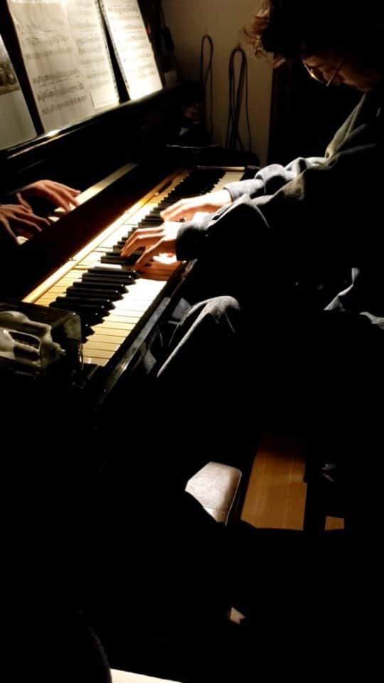 大久保裕太のインスタグラム：「『MISTY』. 弟(@amuzak1113)の誕生日なので弟からのリクエストを… おめでとう  #piano#pianoman#okbpiano#instapiano #goodnight#request#22 #misty」