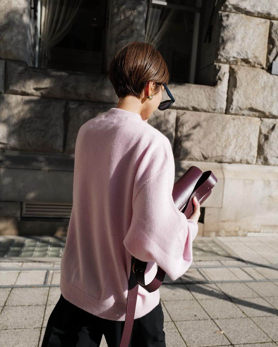 正中雅子のインスタグラム：「winter cashmere PINK🌸  上質なカシミヤ100%で仕立てたふわふわとした風合いと 軽くて温かい着心地の良いニット🧶  シンプルがいいんだけど、シンプルすぎない様にリブの太さやサイジングに拘った1枚。  そして、こんな優しいピンクが冬に着たい気分でした🌸  11/15 (tue)12:00-  #MACHATT #masaco服」
