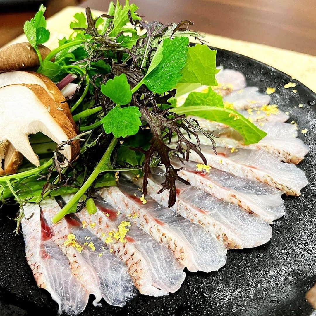 sayoko87さんのインスタグラム写真 - (sayoko87Instagram)「❥ ... ⁡ ⁡ 黄金のど黒・能登牛・能登産ふぐや蟹etc… 季節の食材を使った最高のお料理でした 朝食も豪華過ぎて食べきれなかった😂 ⁡ 6時間かけて行った甲斐があったよ🚗³₃ ⁡ ⁡ ⁡ ⁡ ⁡ #ランプの宿 #よしが浦温泉 #石川県 #のど黒 #能登牛 #記念日旅行 #結婚記念日 #結婚記念日旅行 #anniversarytrip #20thanniversary #weddinganniversary」11月13日 16時57分 - sayoko.87